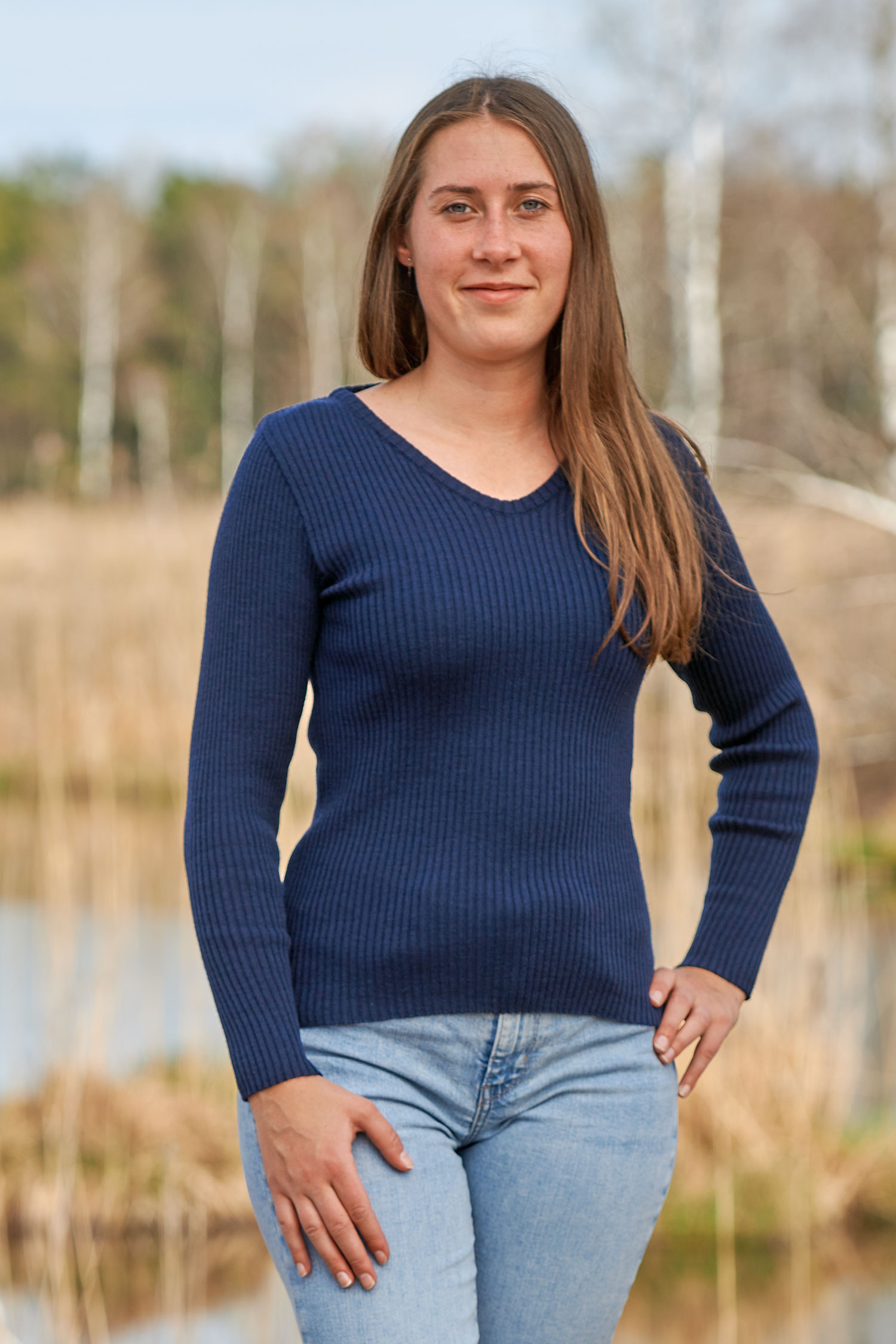 V-Shirt Rippe aus reiner Bio-Schurwolle Frau mit Jeans und marineblauem Shirt aus Rippstoff vom Finkhof aus bio Wolle (kbT)