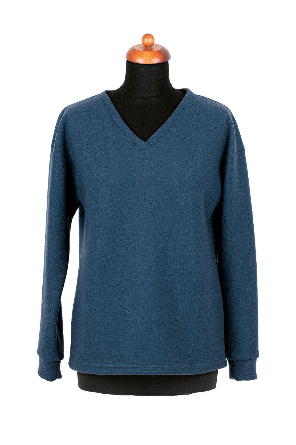 selbstgenähter Pullover an einer Schneiderpuppe als Projektbeispiel für blauen Feinstrick aus bio Wolle (kbT)