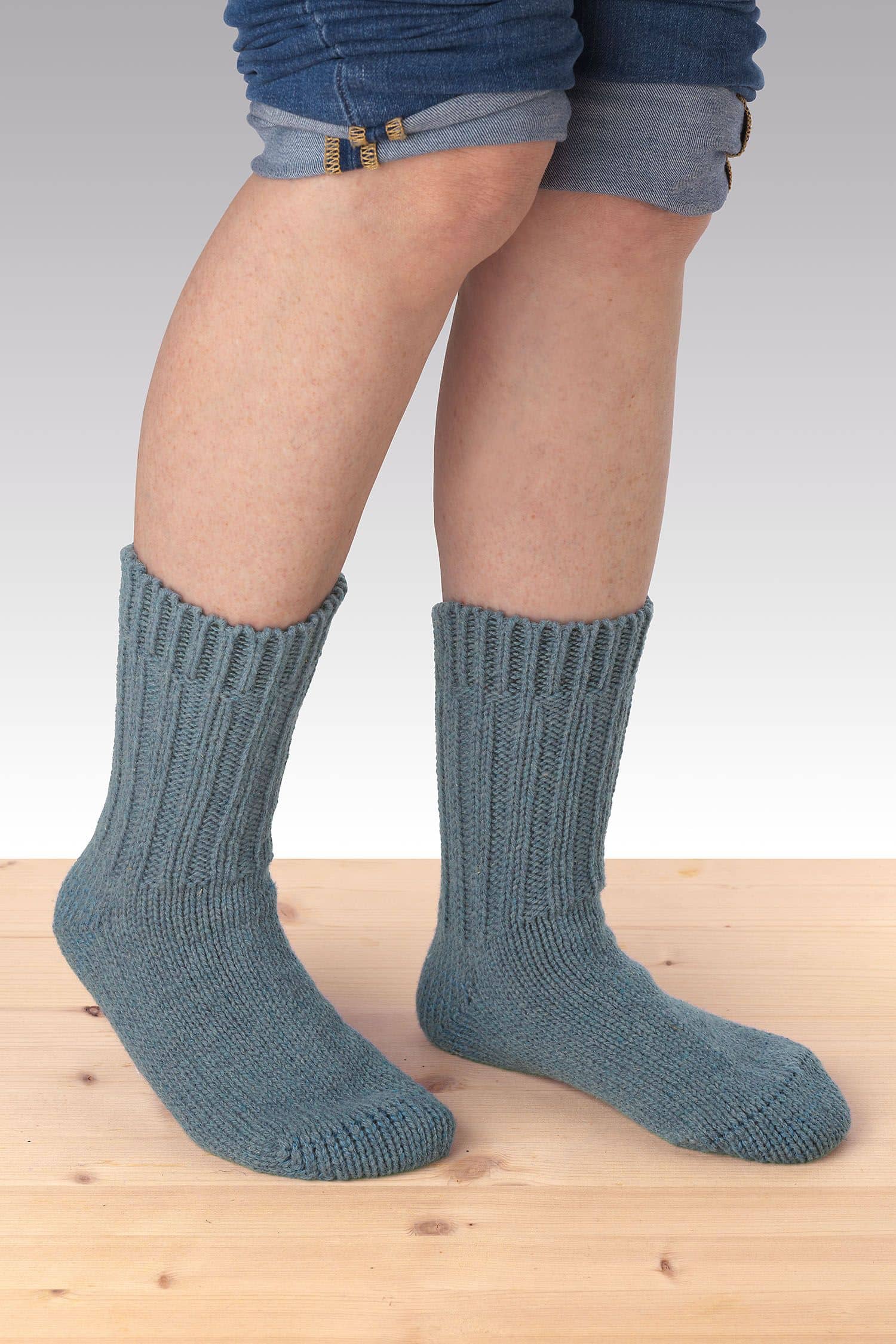 Dicke Finkhof-Socken gefärbt rauchblau Gr. 48/49 dicke Finkhof Wollsocken in rauchblau aus bio Wolle (kbT) getragen auf Holzboden