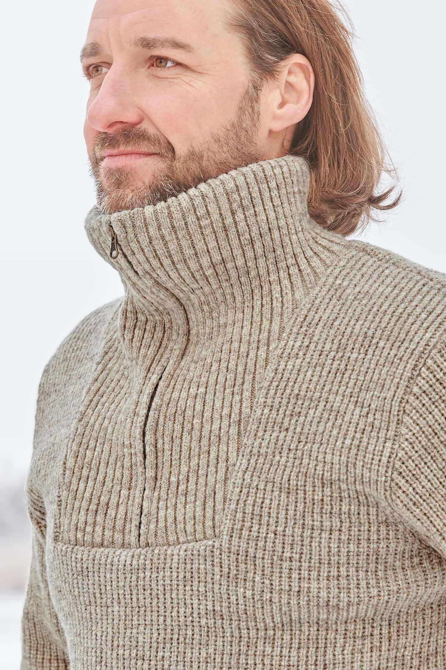 Nahaufnahme von Mann mit grauem Finkhof Troyer aus bio Wolle (kbT) vom Merinolandschaf