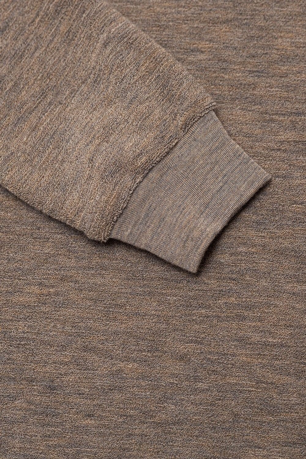 Detailaufnahme vom Bündchen am Ärmel des walnussbraunen Wollfrotte-Schlafanzugoberteil aus bio Wolle (kbT)