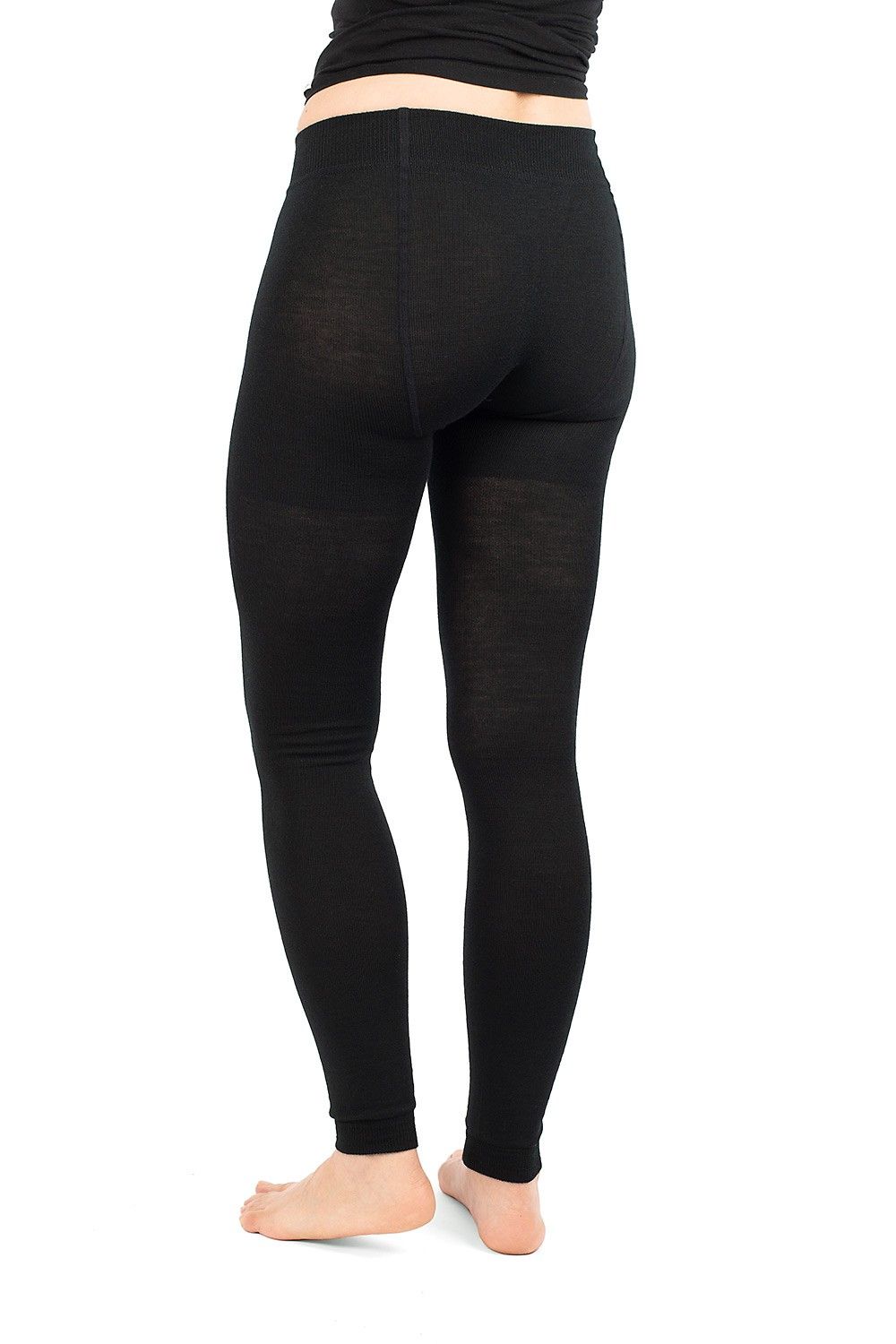 warme schwarze Leggings aus bio Wolle (kbT), bio Baumwolle (kbA) und Elasthan vom Finkhof, getragen von hinten