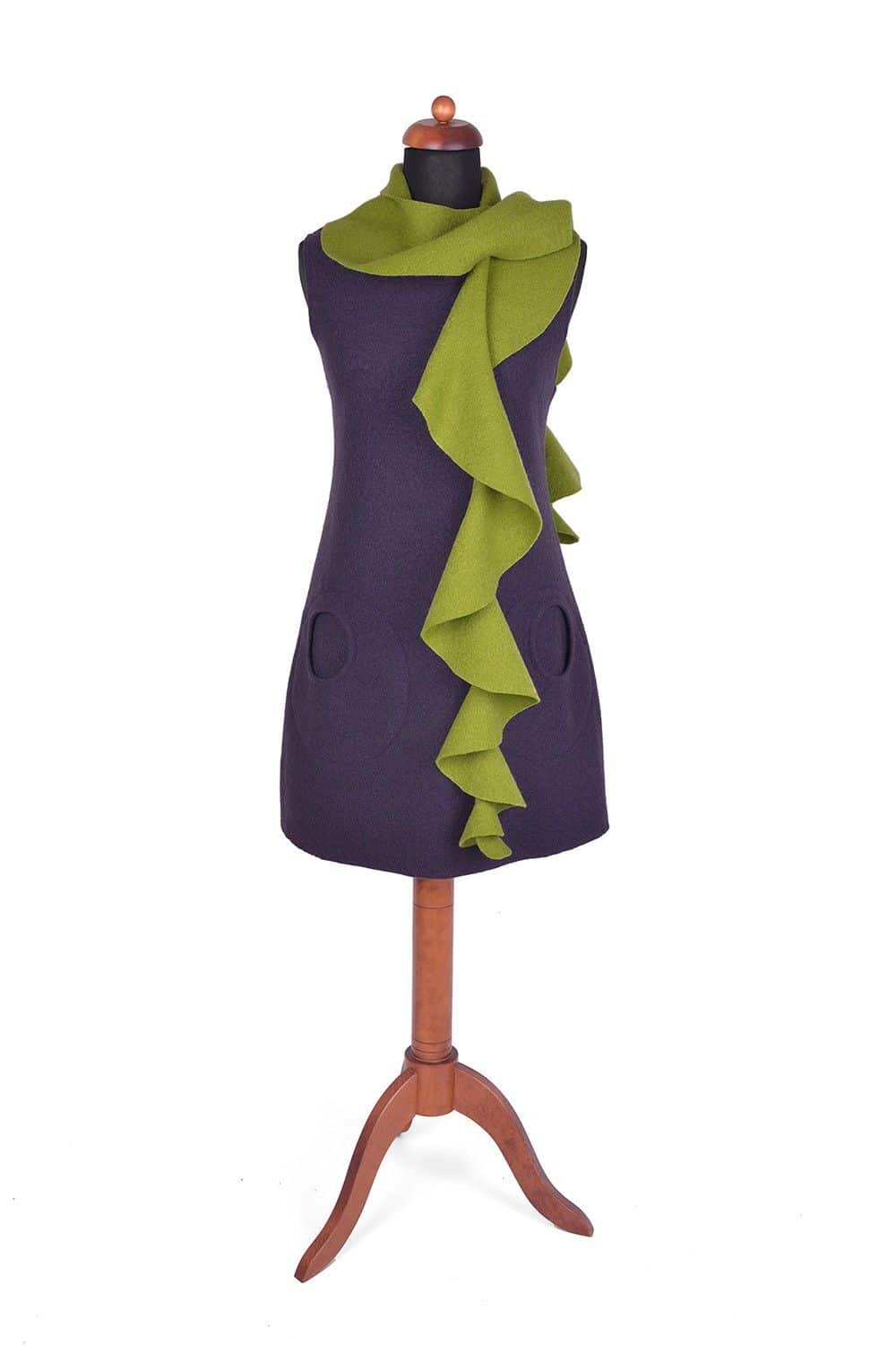 lila Kleid mit maigrünem Schal aus Strickwalk mit bio Wolle (kbT) an einer Schneiderpuppe