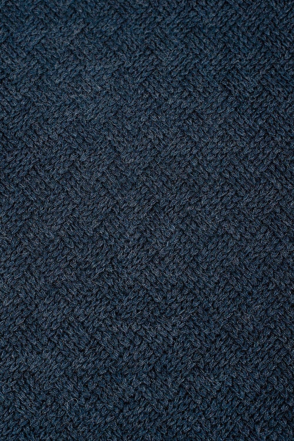 Detailaufnahme der Struktur des blauen Pullovers aus bio Wolle (kbT)