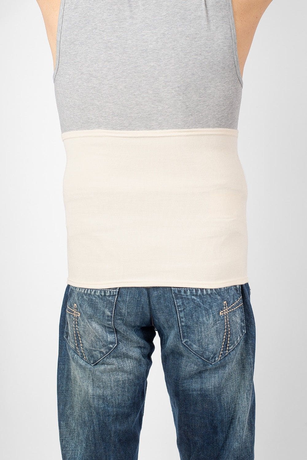 Model von hinten mit Jeans,Top und leichten naturweißen Nierenwärmer aus bio Wolle (kbT), Seide, Baumwolle und Elasthan