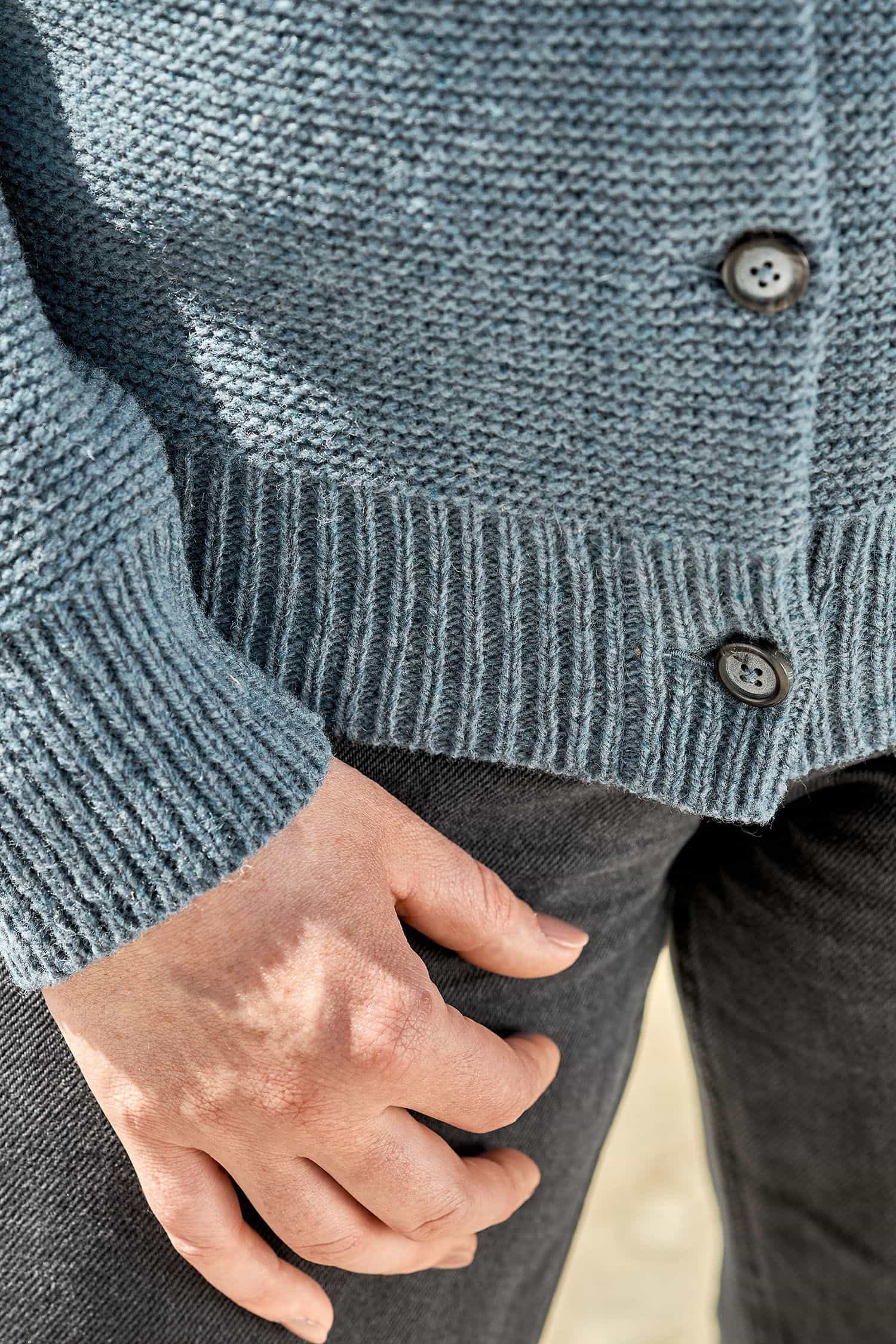 Detailaufnahme der Ärmel der Finkhof Damenstrickjacke aus bio Merinowolle (kbT)