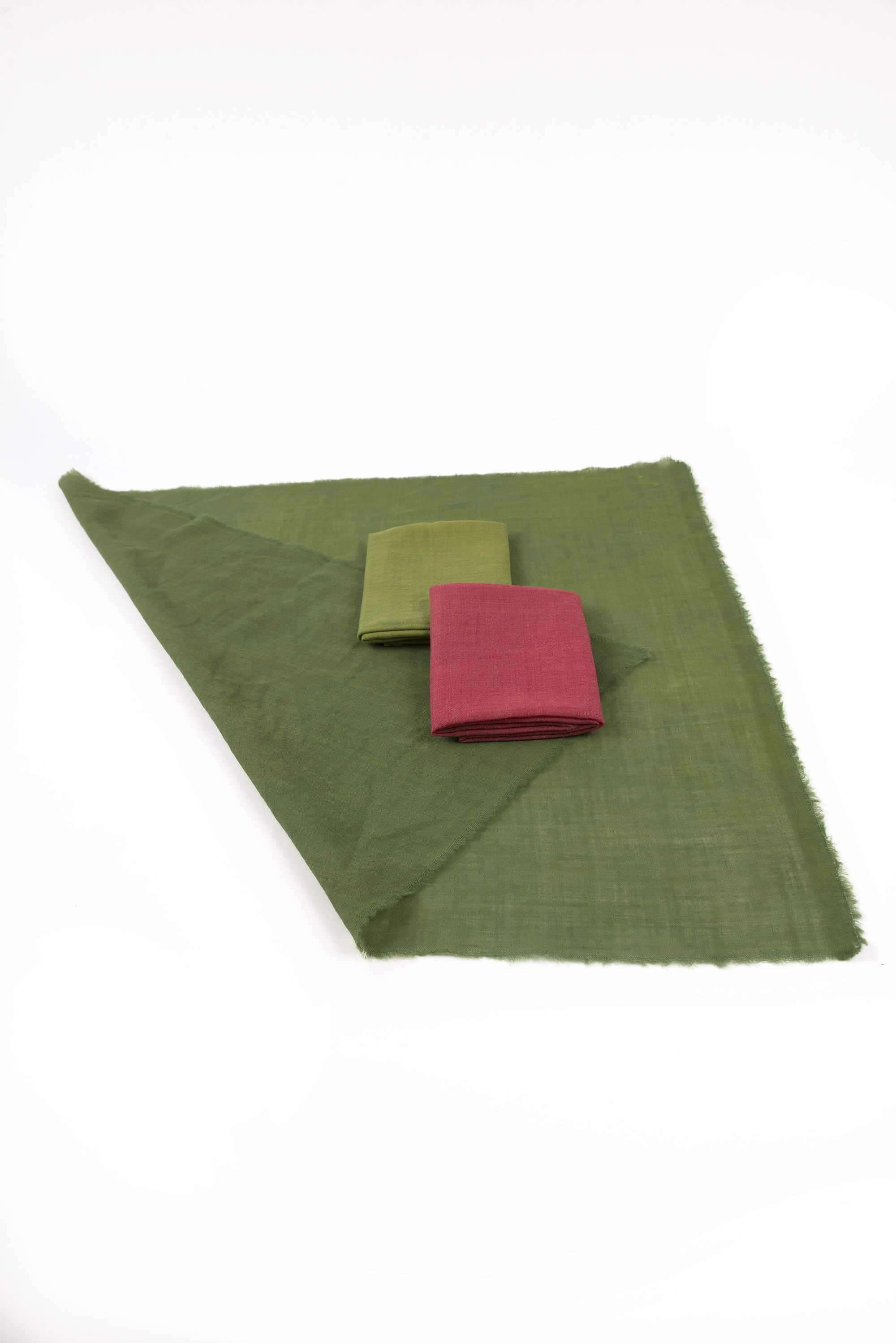 Pflanzengefärbtes Spieltuch Sommer ausgebtreitete pflanzengefärbte Spieltücher aus bio Wolle in dunkelgrün, waldgün und rot