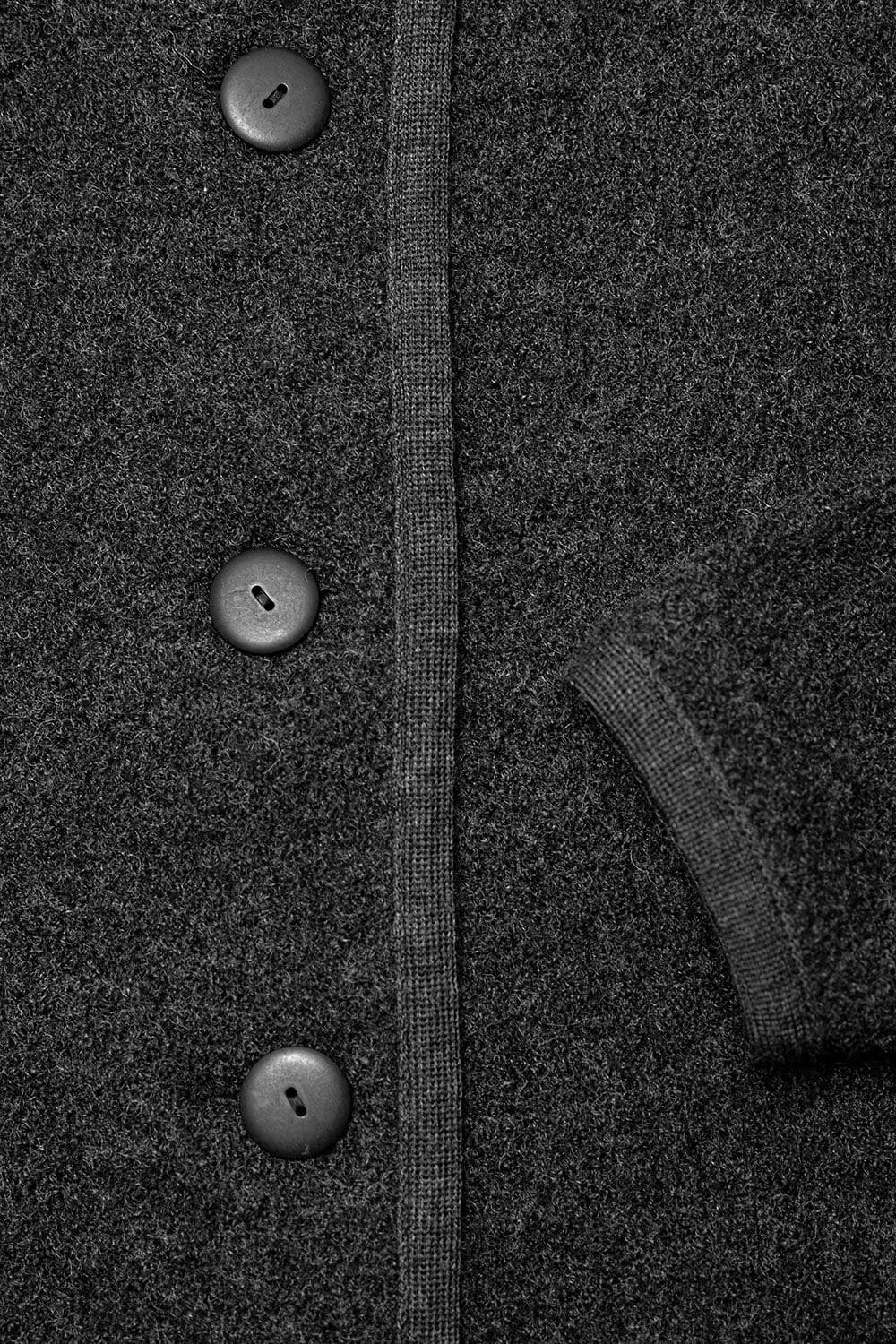 Detailfoto der Knöpfe von anthrazitfarbenem Woll Blazer aus bio Wolle (kbT)