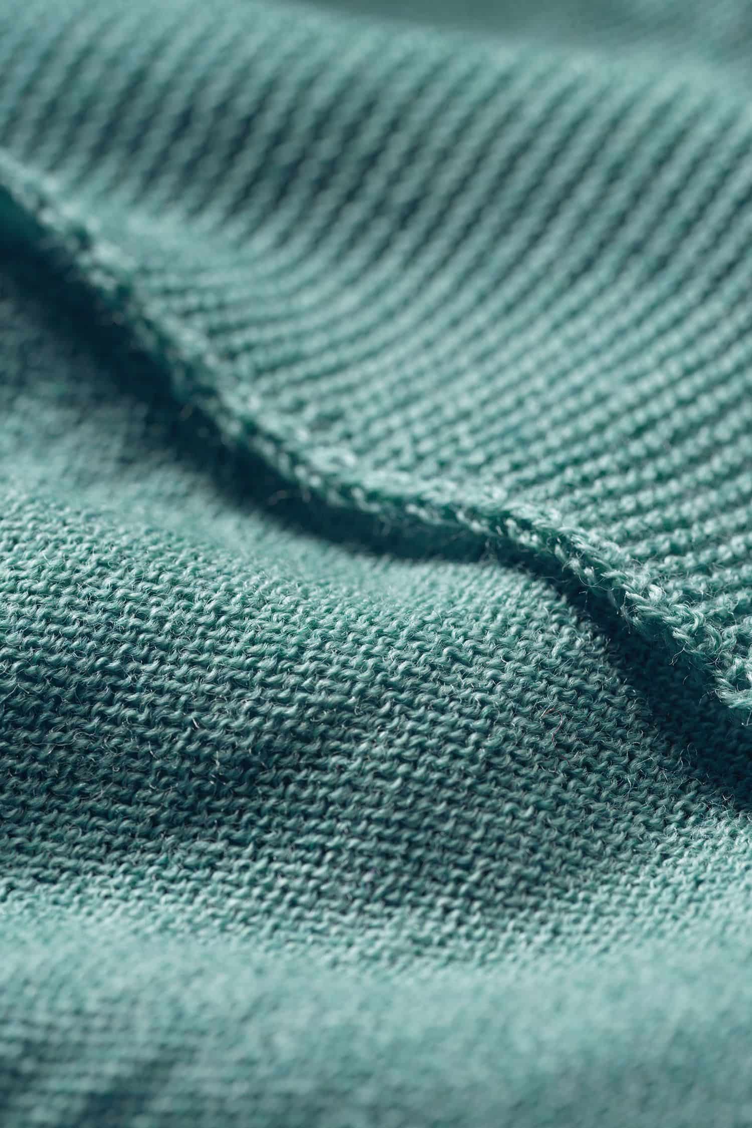 Detailaufnahme der Stoffstruktur des blauen Merinoschals aus bio Wolle (kbT) vom Finkhof