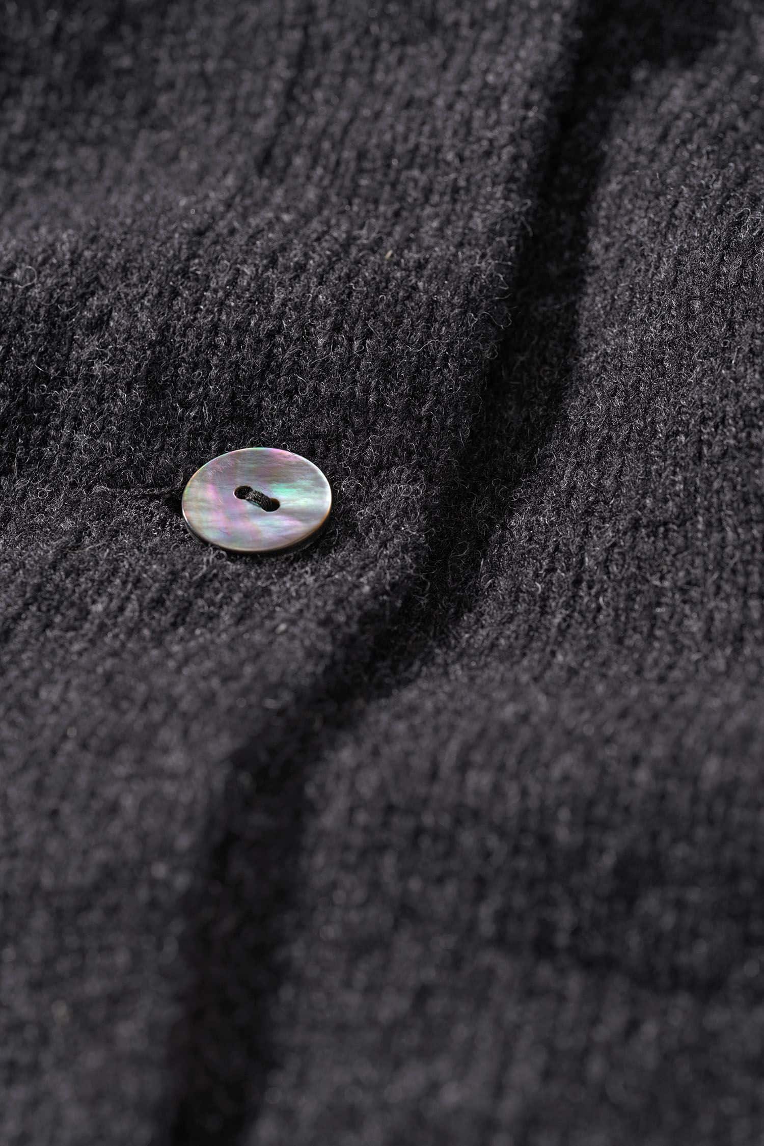 Detailaufnahme der Knöpfe des dunkelgrauen Finkhof Strickmantel aus bio Wolle (kbT)