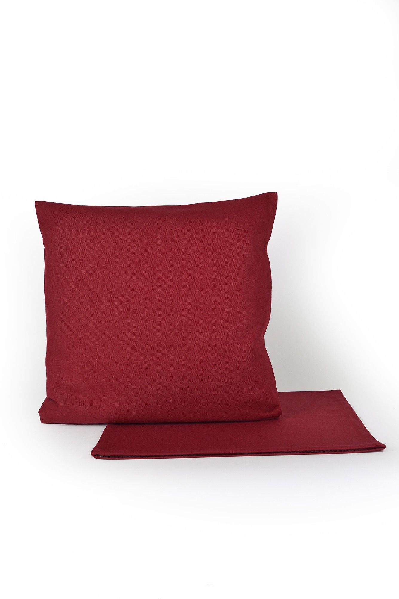 roter Sofakissenbezug aus bio Baumwolle (kbA) vom Finkhof mit Kissen drinnen und leerem Kissen