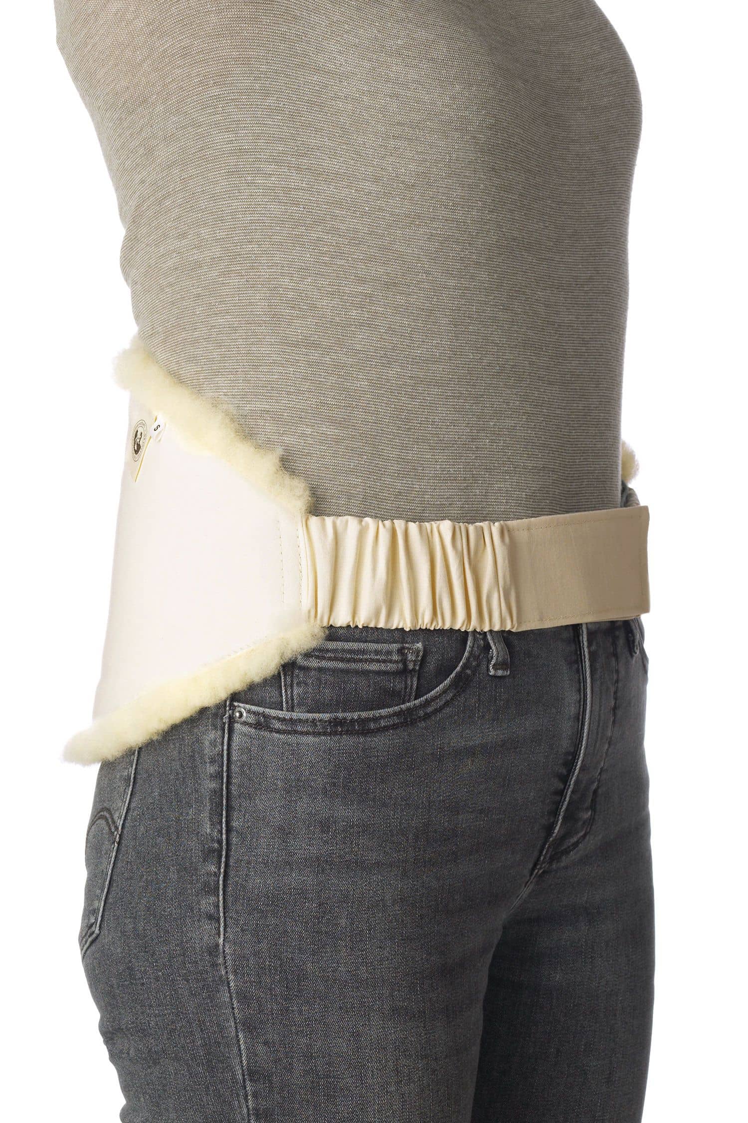 Rückenwärmer relugan-gegerbt Model von Seite mit weißem relugan gegerbtem Finkhof Rückenwärmer aus Schaffell und bio Baumwolle (kbT)