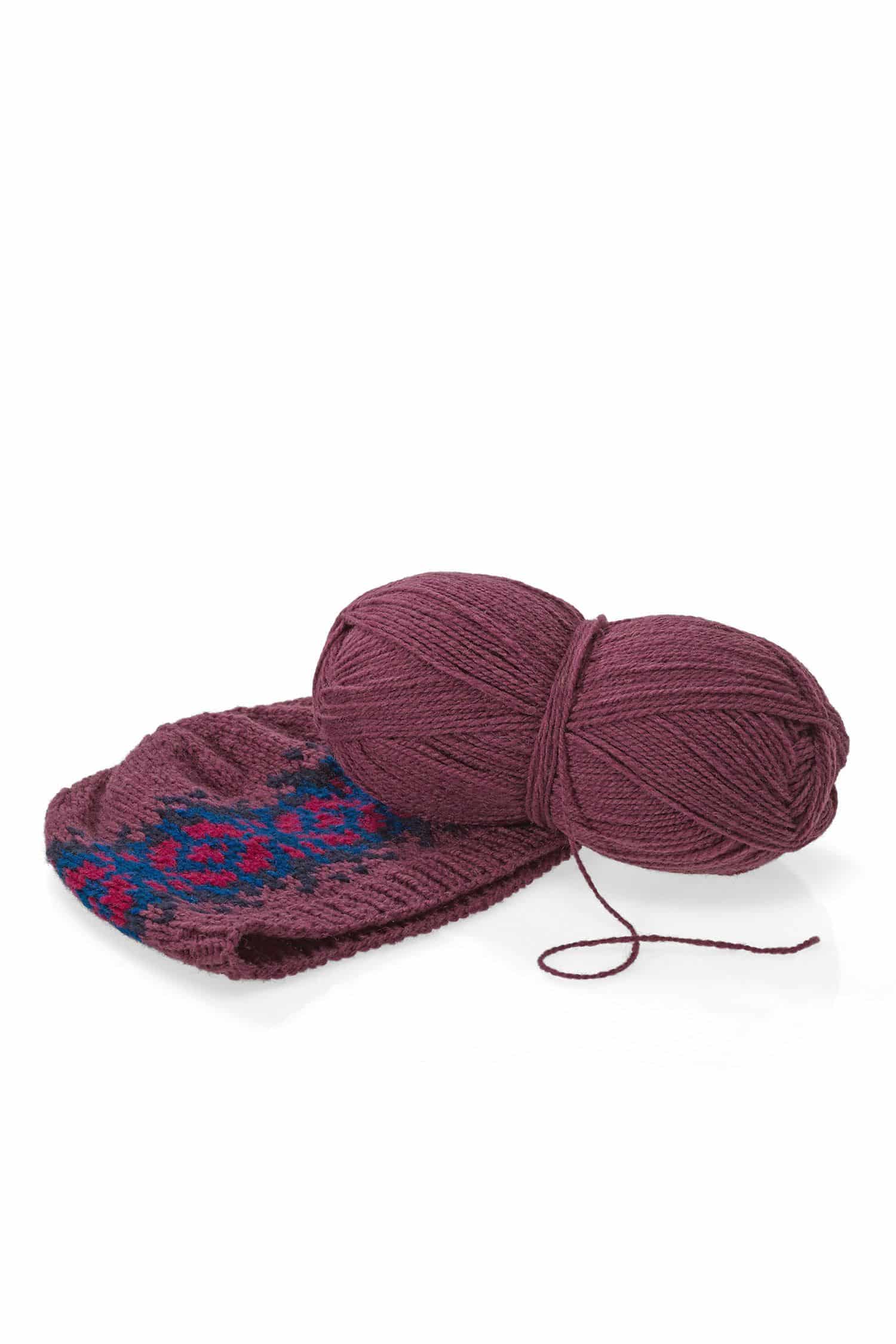 dünne Finkhof Merinwolle aus bio Wolle (kbT) in beere als Knäul mit Strickstück