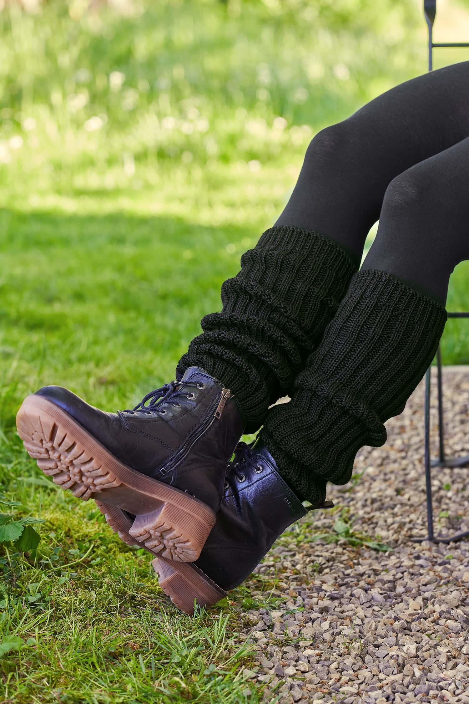 einfarbige schwarze Beinstulpen vom Finkhof aus bio Wolle (kbT) mit grauer Leggings und schwarzen Stiefeln