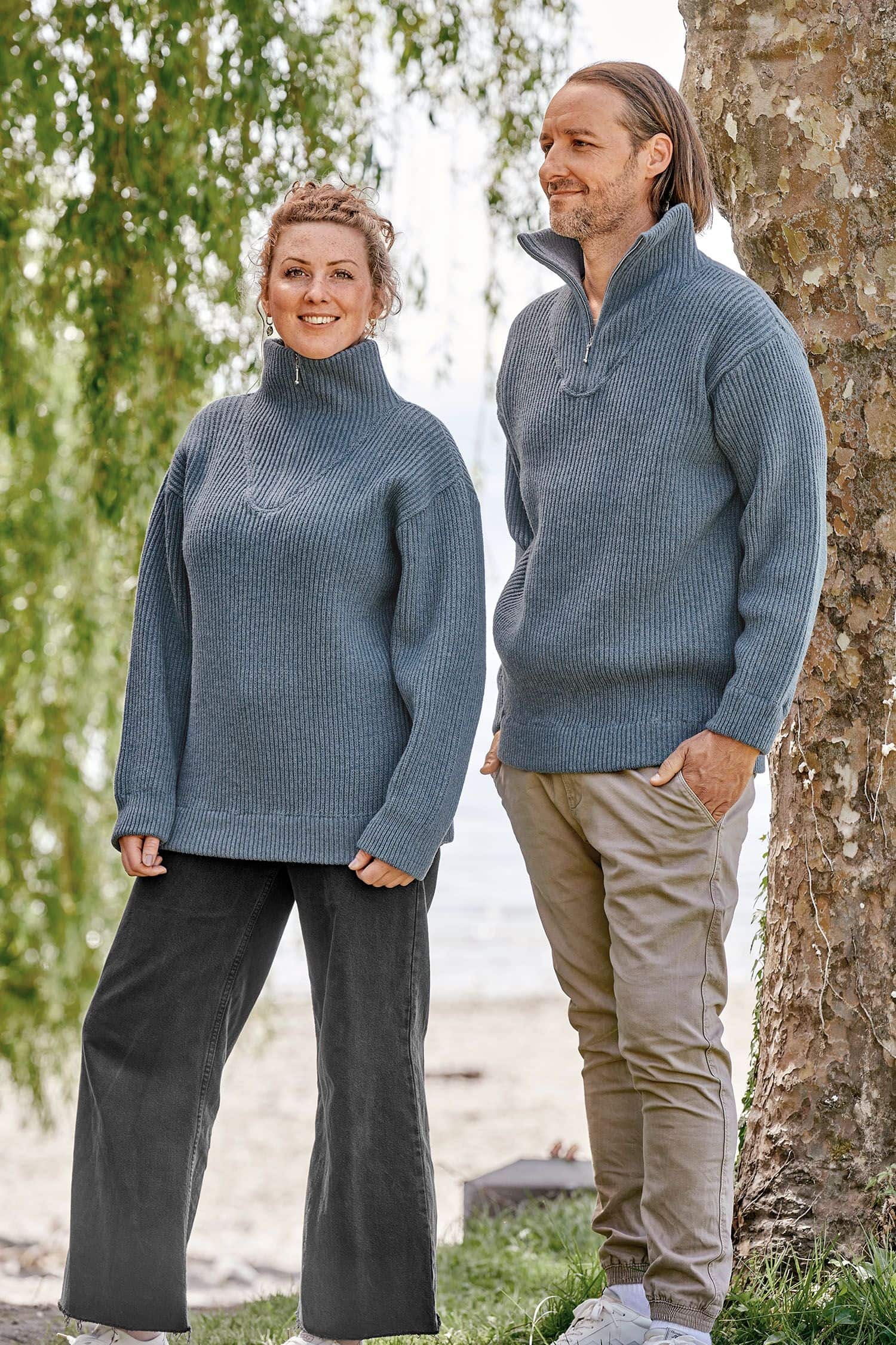 Finkhof-Troyer gefärbt rauchblau Gr. XL Mann und Frau tragen rauchblaue Finkhof Troyer aus bio Wolle (kbT)