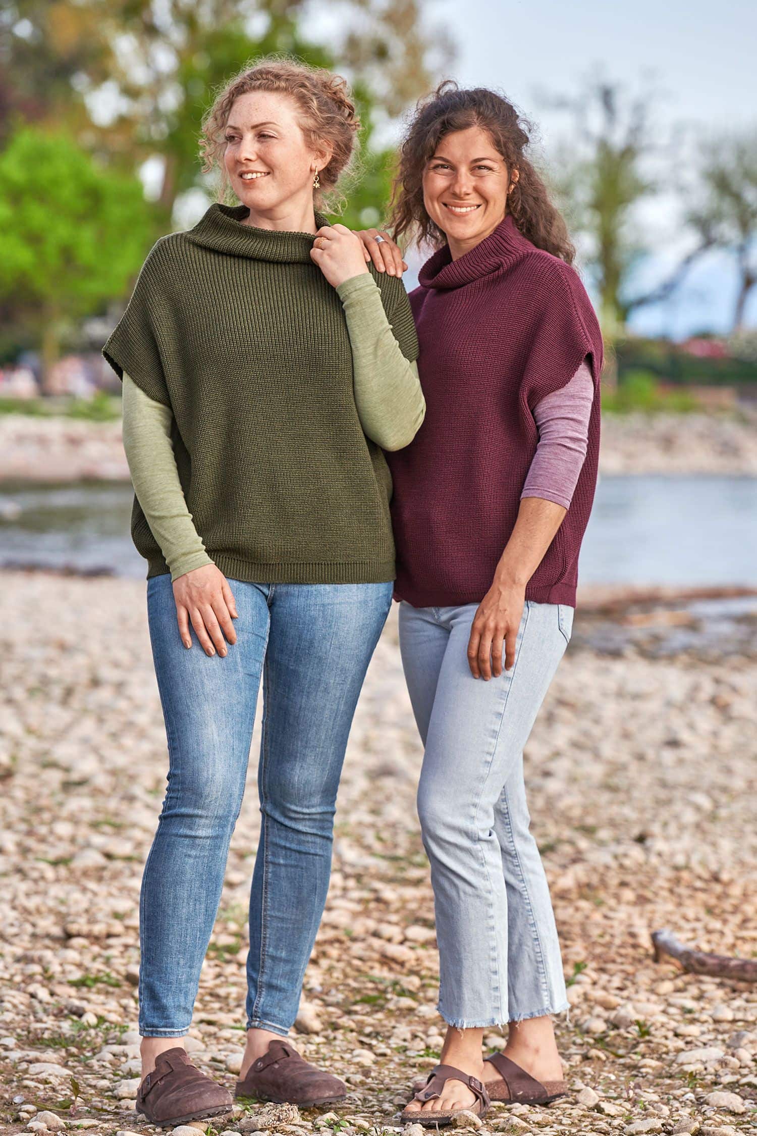 Damen-Strickpullunder Frauen tragen einfarbige Strickpullunder aus bio Wolle (kbT) vom Finkhof mit unifarbigen Shirts und Jeans