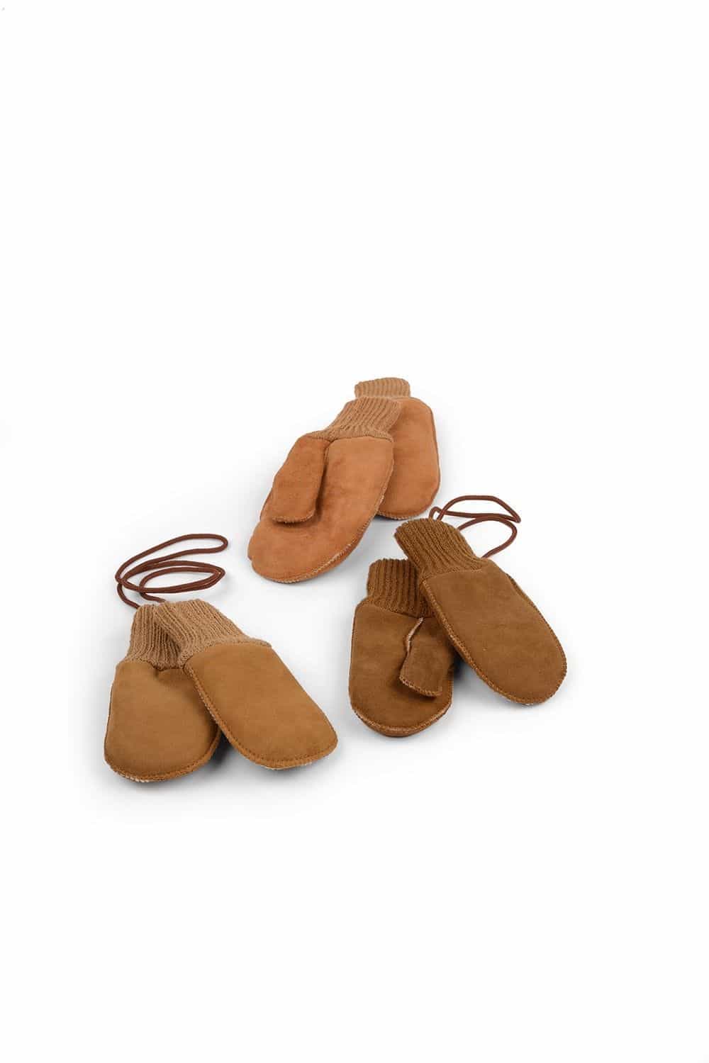 drei Paar hellbraune Fellhandschuhe, Freisteller