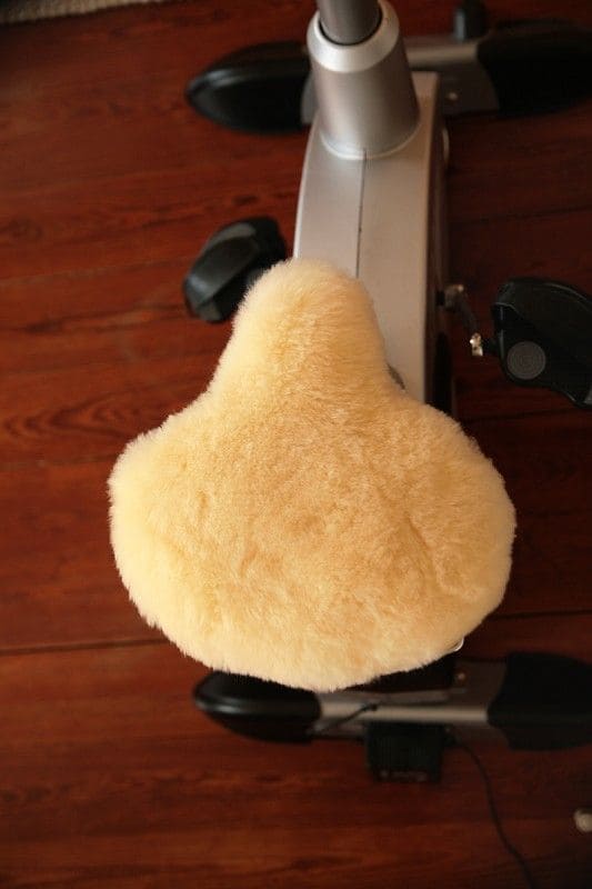 relugan gegerbter Fahrradsattelbezug in extrabreite vom Finkhof aus bio Wolle (kbT) und Schaffell auf Hometrainer