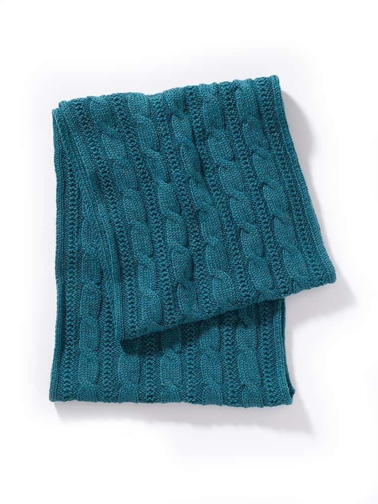 türkiser Loopschal mit Zopfmuster aus bio Wolle (kbT) vom Finkhof, Freisteller