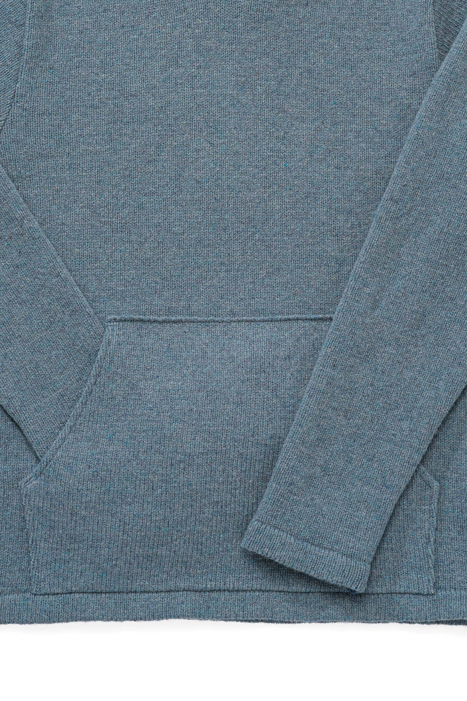 Detailaufnahme der Tasche und der Ärmel des rauchblauen Finkhof Kapuzenpullis aus bio Merinowolle (kbT)