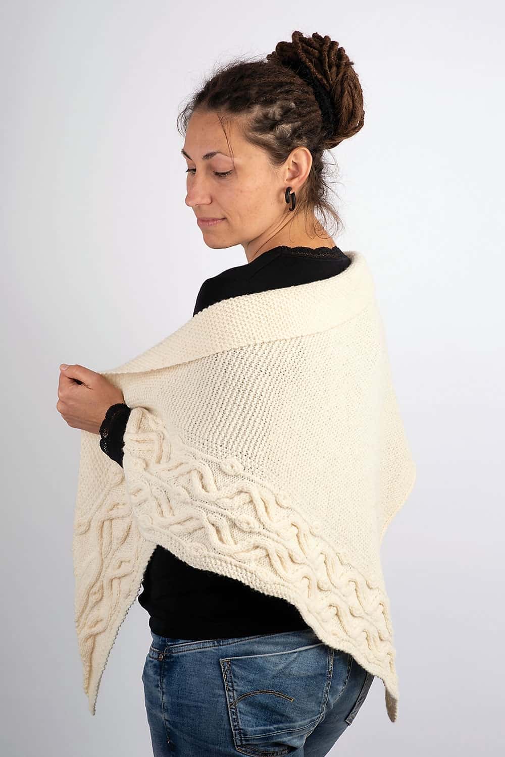 weißes Tuch als Beispielprojekt für Buch ,,Shawls" von Frau mit schwarzem Shirt getragen