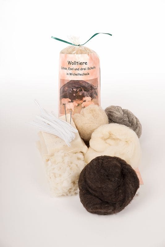 Verpackung der Bastelpackung Wolltiere vom Finkhof aus bio Wolle (kbT) zum selber basteln mit Wollen im Vordergrund