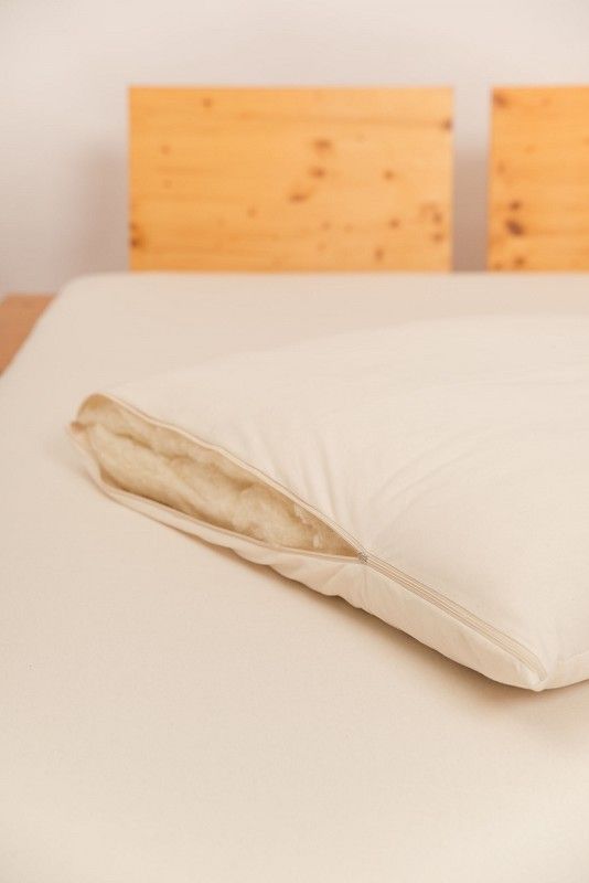 seitlich geöffnetes weißes Kopfkissen in 40x80cm aus bio Wolle (kbT) und bio Baumwolle (kbA) vom Finkhof