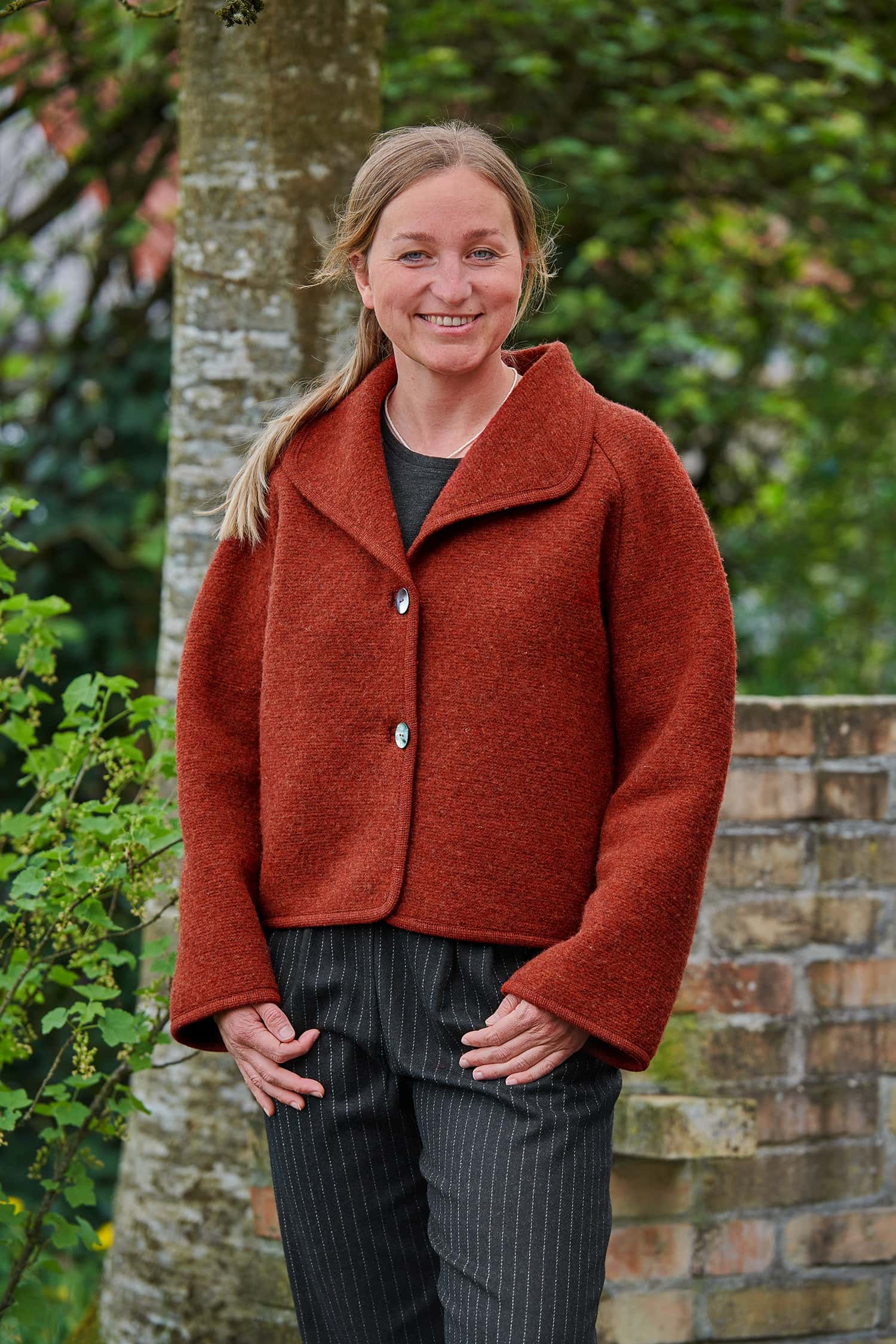 Damen-Kurzjacke aus Finkhof Strickwalk aus Bio-Schurwolle Damen-Kurzjacke aus Finkhof Strickwalk aus Bio-Schurwolle