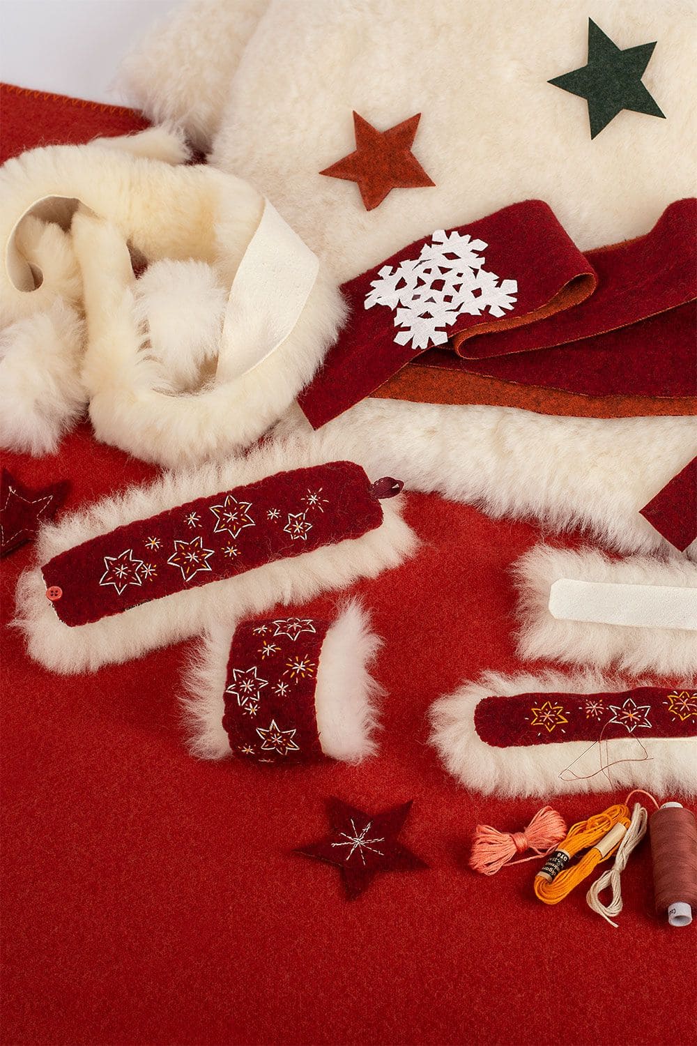 Anwendungsbeispiel für Finkhof Fellresten in weihnachtlichem Design und roten Stoffen