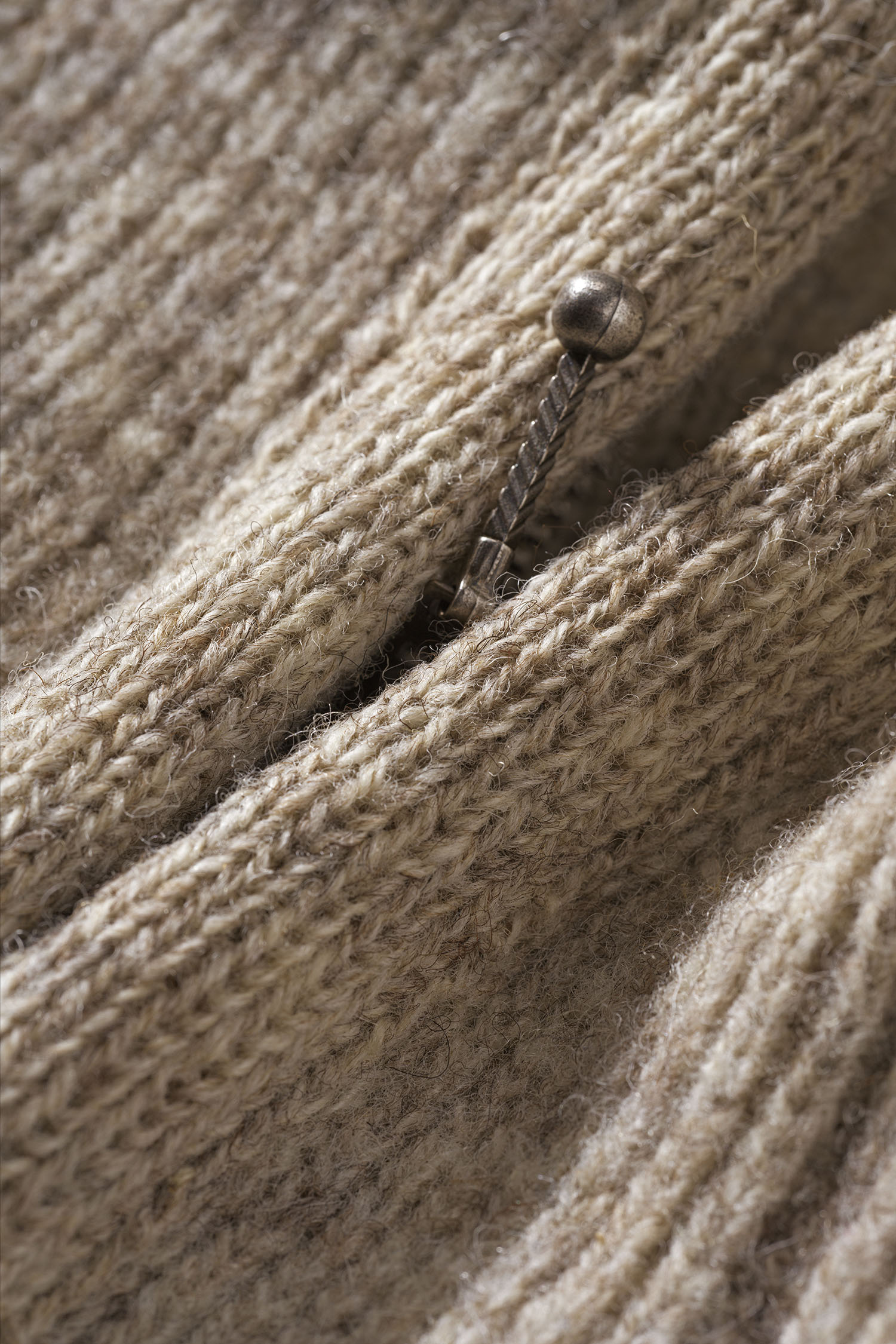 Detailaufnahme des Reißverschlusses der grauen Finkhof Kapuzenjacke aus bio Wolle (kbT)