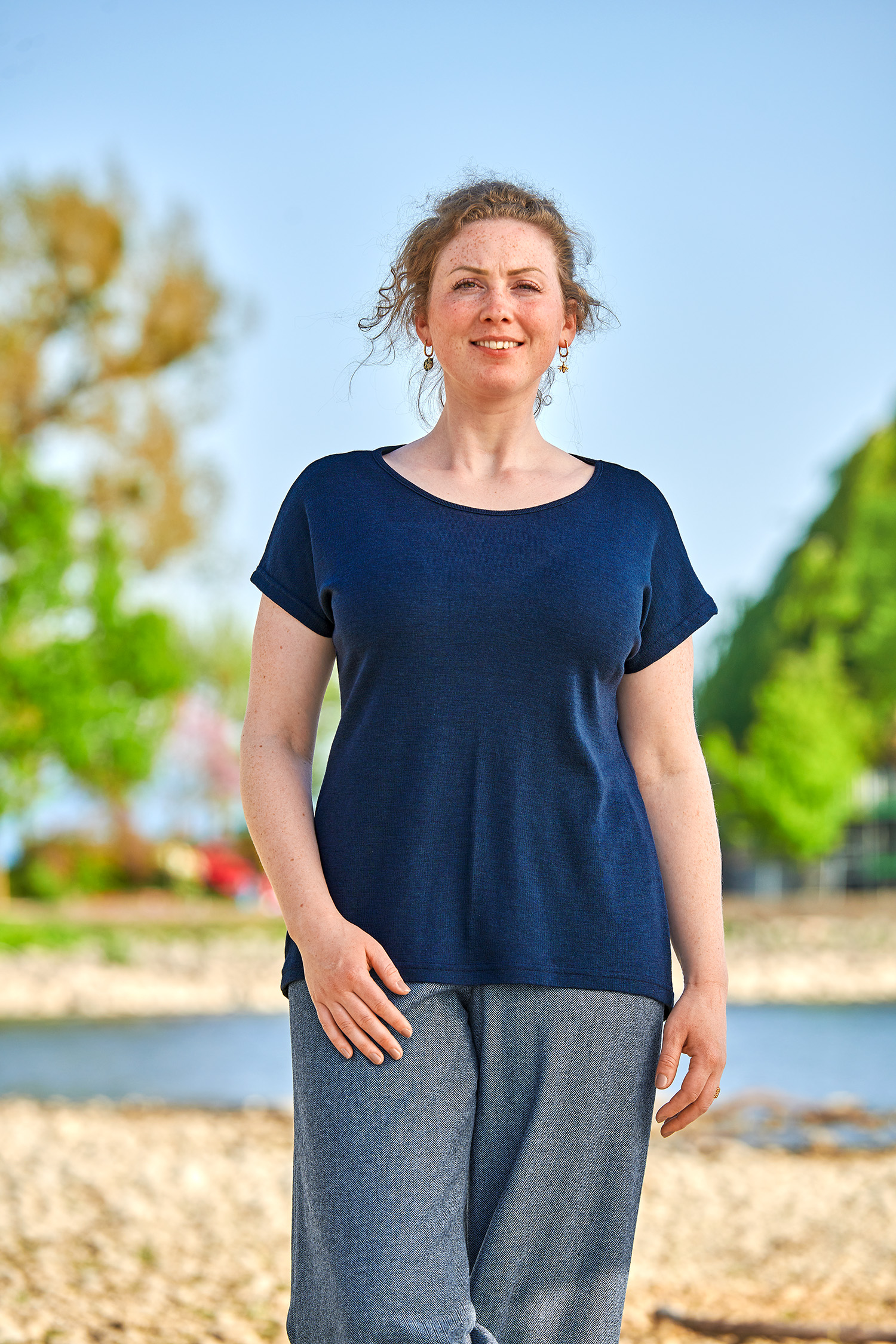Damen-Oversize Shirt aus Wolle-Seide mit Bio-Fasern Frau trägt dunkelblaues Oversize Shirt aus Bio-Wolle und Seide