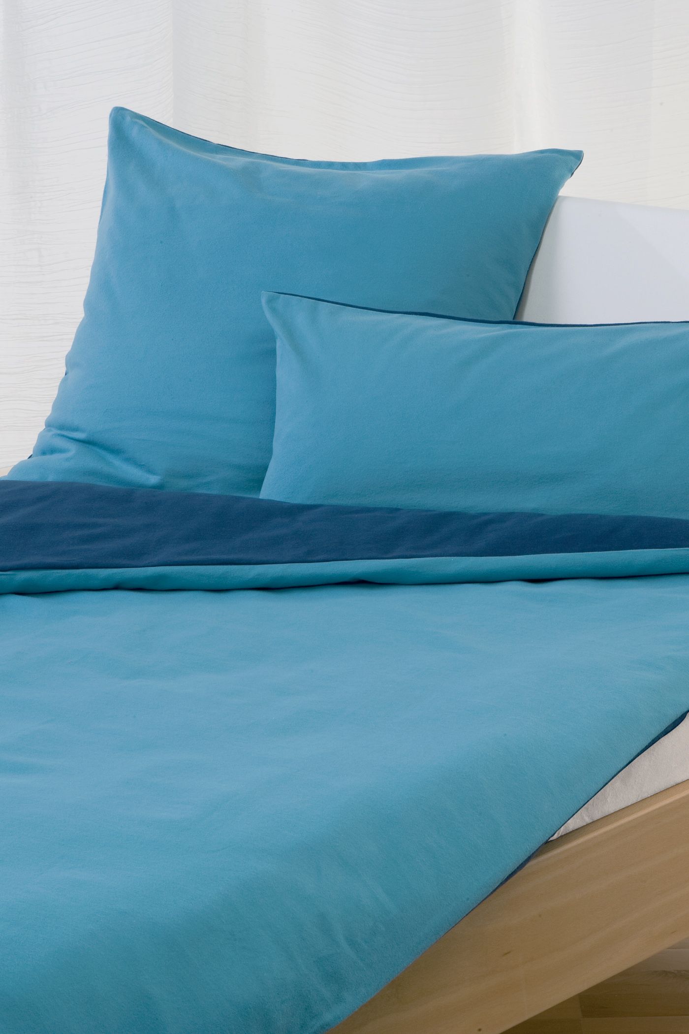 blau türkise Biberwendebettwäsche aus bio Baumwolle (kbA) in weißem Bett