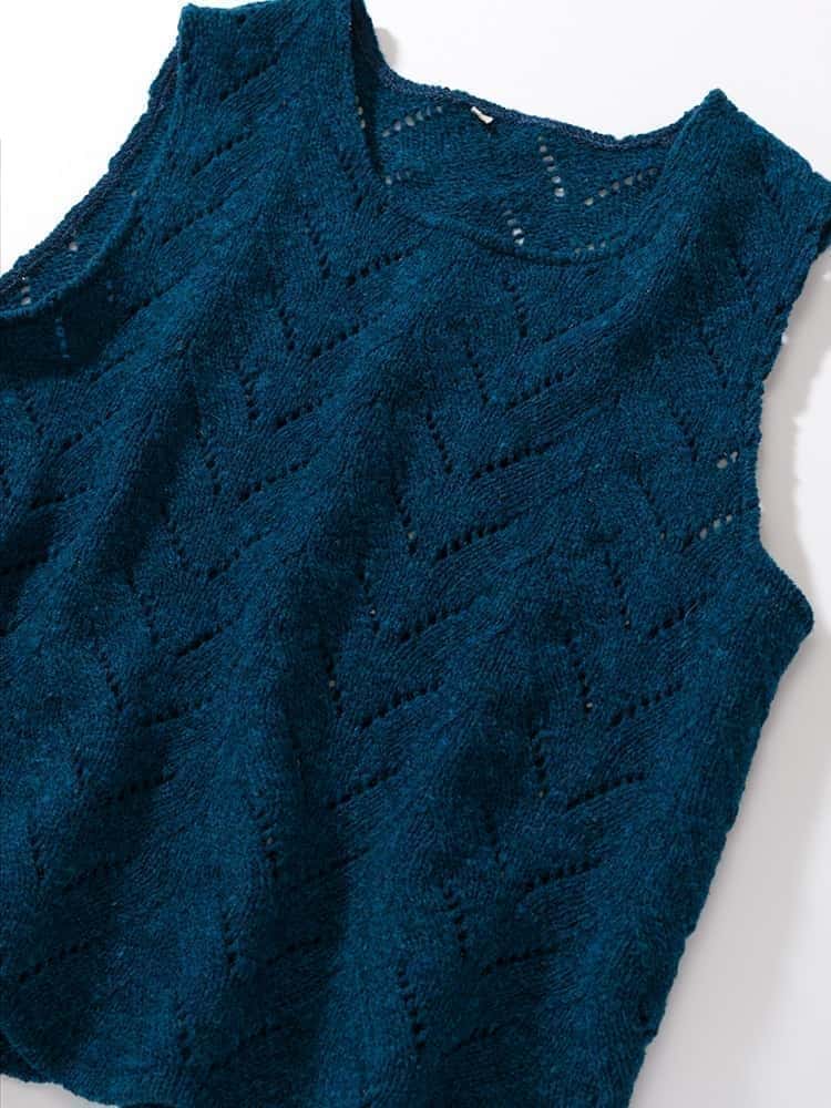 blauer Strickpullunder für Damen mit Ajourmuster vom Finkhof aus Bio-Wolle (kbT), Freisteller