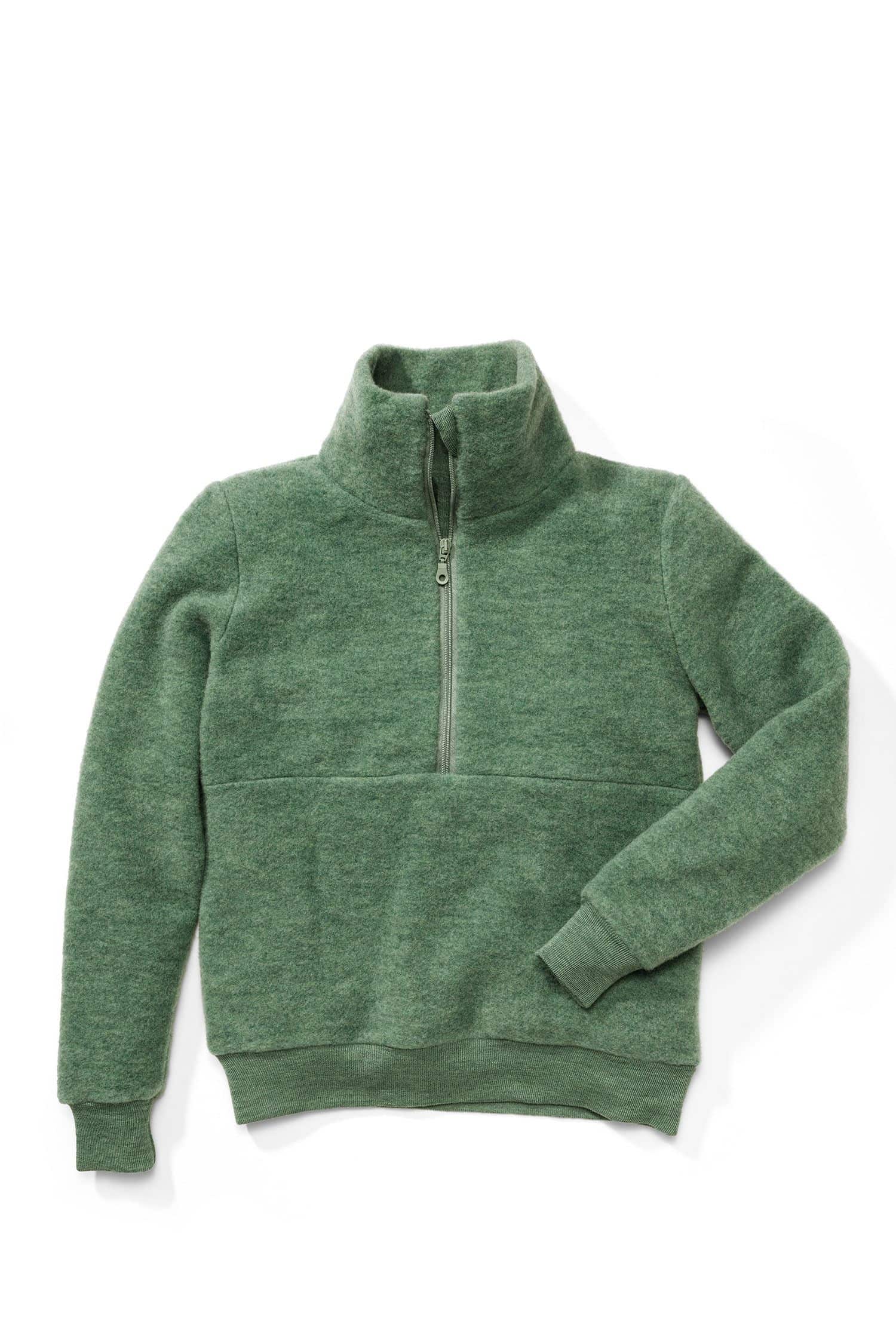 grüner Wollfleecepulli mit hohem Kragen und Reißverschluss aus bio Wolle (kbT) vom Finkhof, Freisteller