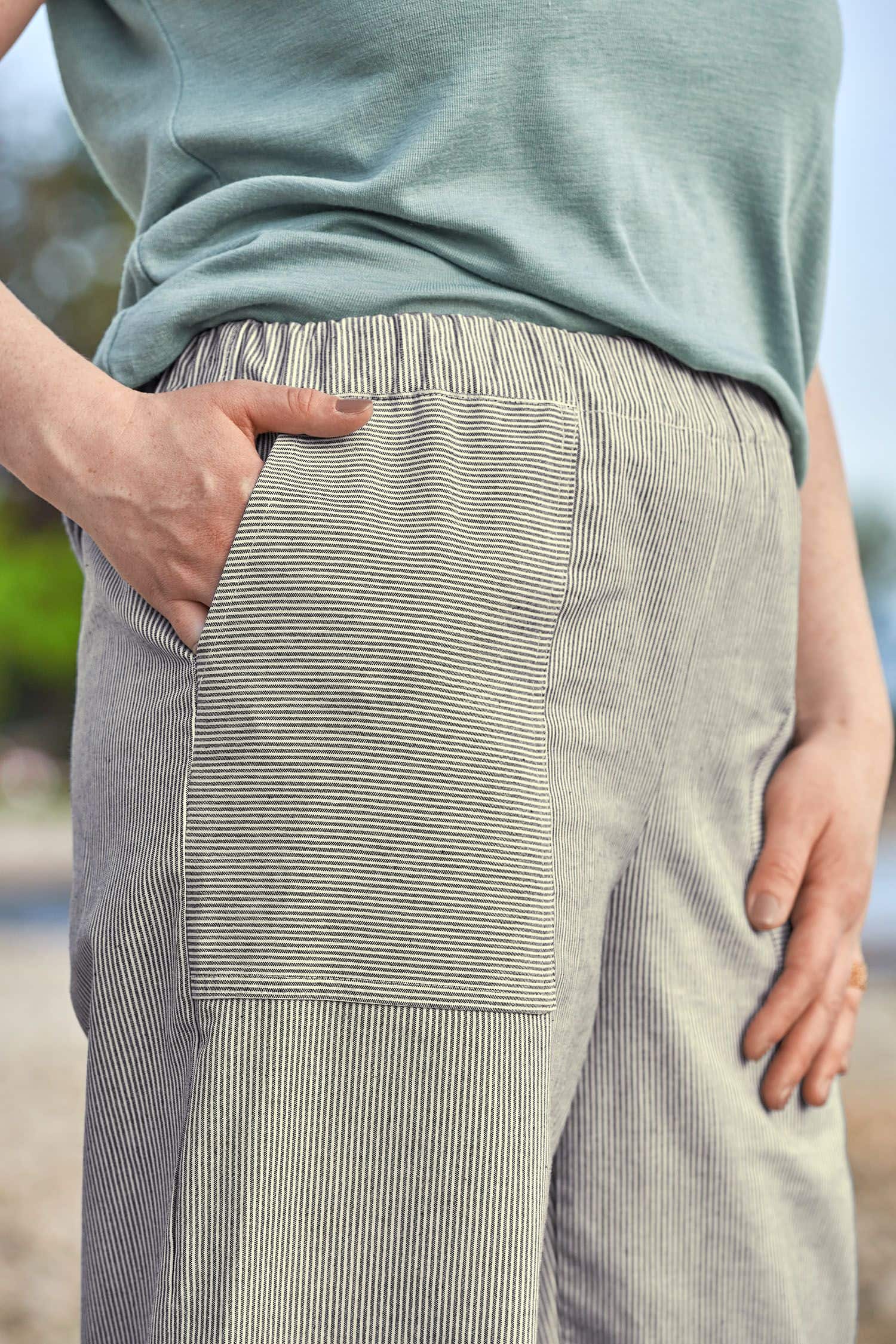 Detailaufnahme der Hosentaschen der blau weiß gestreiften Stoffhose aus bio Baumwolle (kbA) vom Finkhof