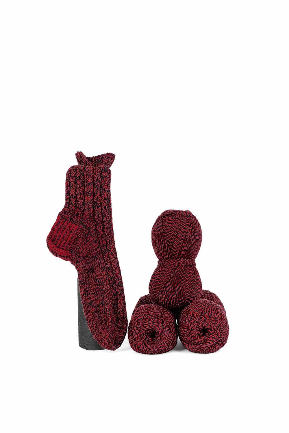 feine Finkhof Sockenwolle mit Melangeeffekt aus bio Wolle (kbT) in rot/ schwarz mit Wollknäulen und Stricksocken