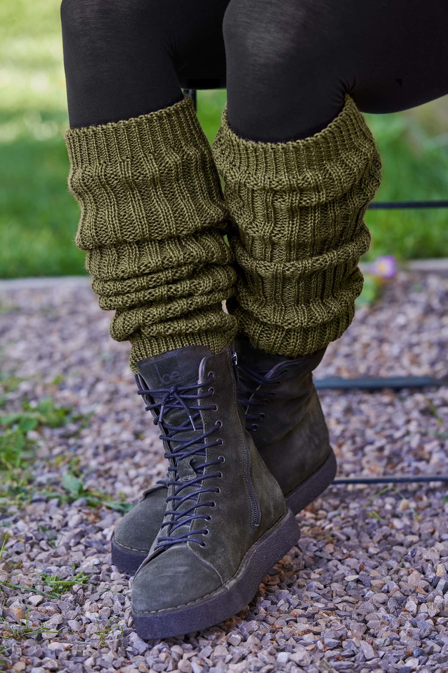 Beinstulpen einfarbig aus reiner Bio-Schurwolle einfarbige olivegrüne Beinstulpen vom Finkhof aus bio Wolle (kbT) mit Jeans und Chucks