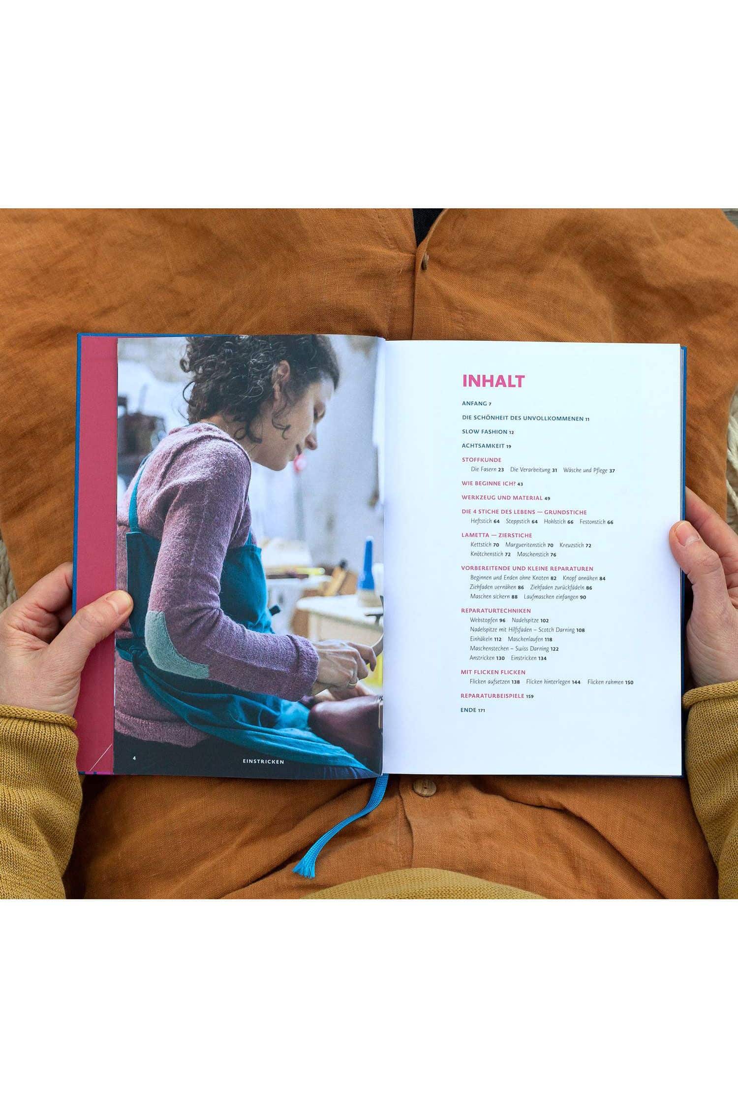 aufgeschlagene Seite vom Buch ,,Nach kaputt kommt schöner - Textile Reparaturen von Hand"