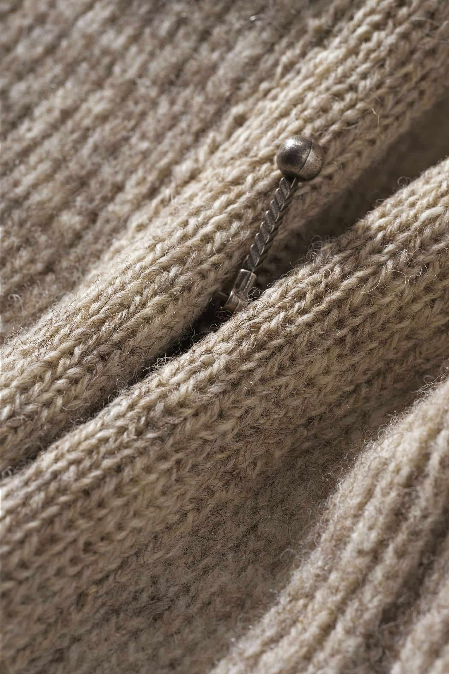 Detailaufnahme des Reißverschlusses der grauen Finkhof Kapuzenjacke aus bio Wolle (kbT)