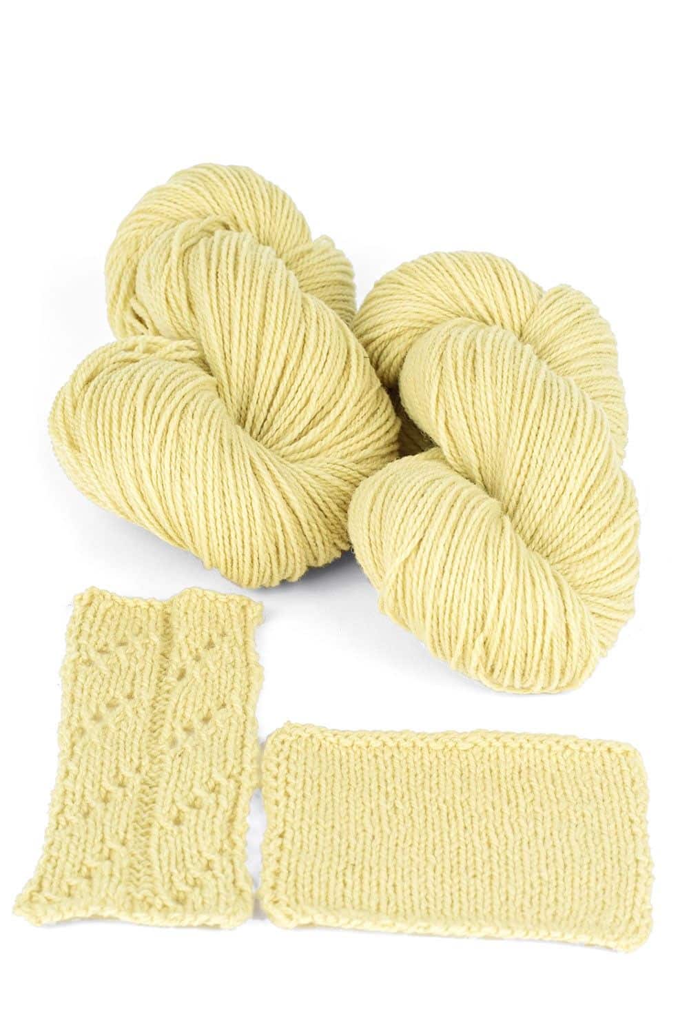 Finkhof Merinowolle dünn gefärbt pastellgrün dünne pastellgelbe Finkhof Merinowolle aus bio Wolle (kbT) als Strang mit Strickstück davor