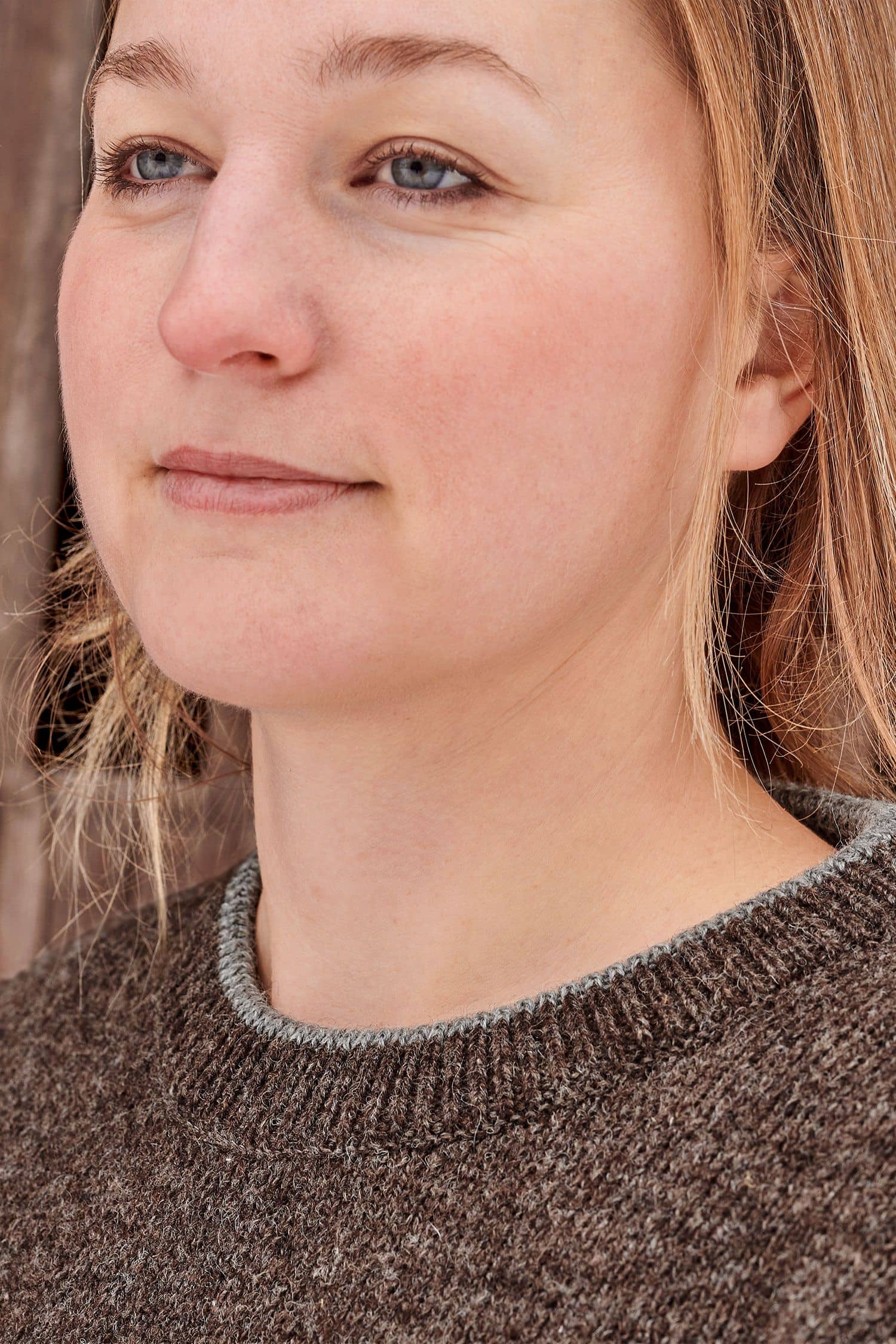 Frau trägt braunen Finkhof Pulli aus bio Wolle (kbT), Detailansicht