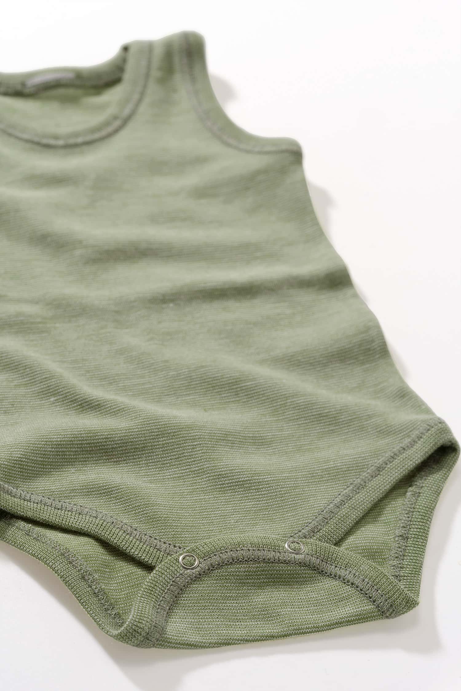 Grünmelierter Babybody aus Bio-Baumwolle, Bio-Merinowolle und Seide