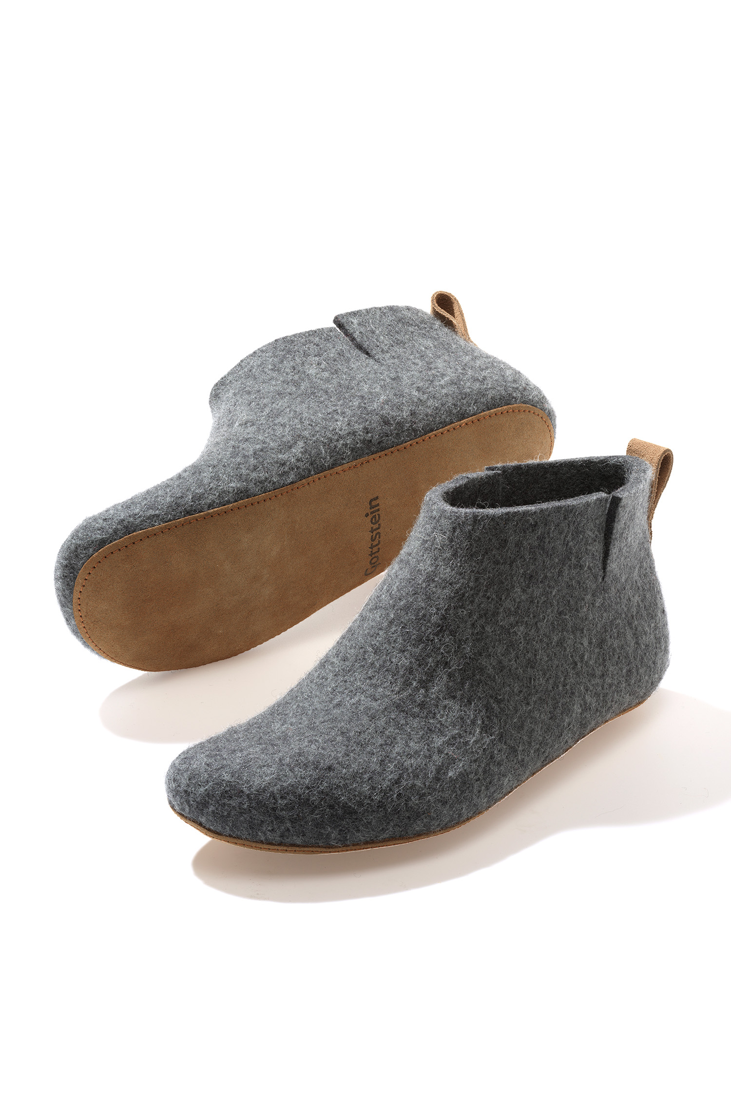 Filzstiefel aus Schurwolle mit Rindsleder und Kork graue Filzstiefel mit einer Sohle aus Rindsleder, Kork und Wolle, Freisteller von der Seite