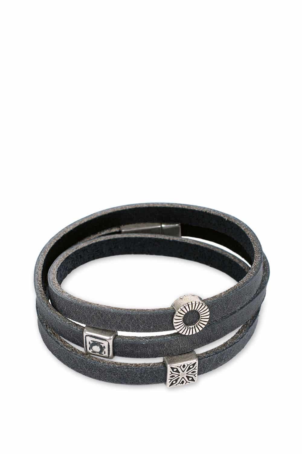 schwarzes Lederarmband mit silbernen Details, Freisteller