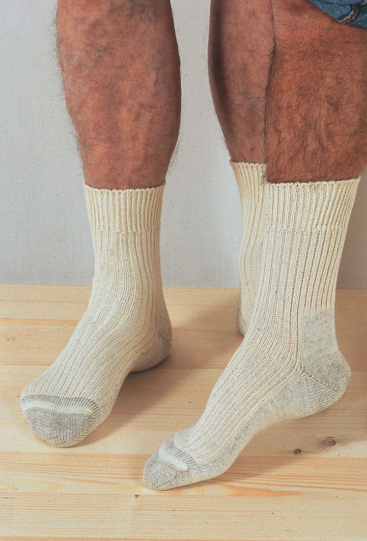 Socke Spezial naturweiß Naturweiße Socken aus bio (kbA/kbT)-Materialien, stehend getragen von zwei Personen mit behaarten Beinen