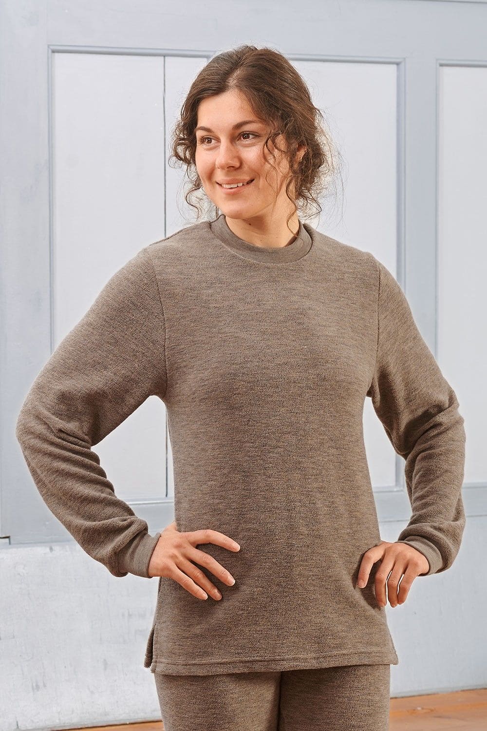 Frau trägt walnussbraunes Wollfrotte-Schlafanzugoberteil aus bio Wolle (kbT)