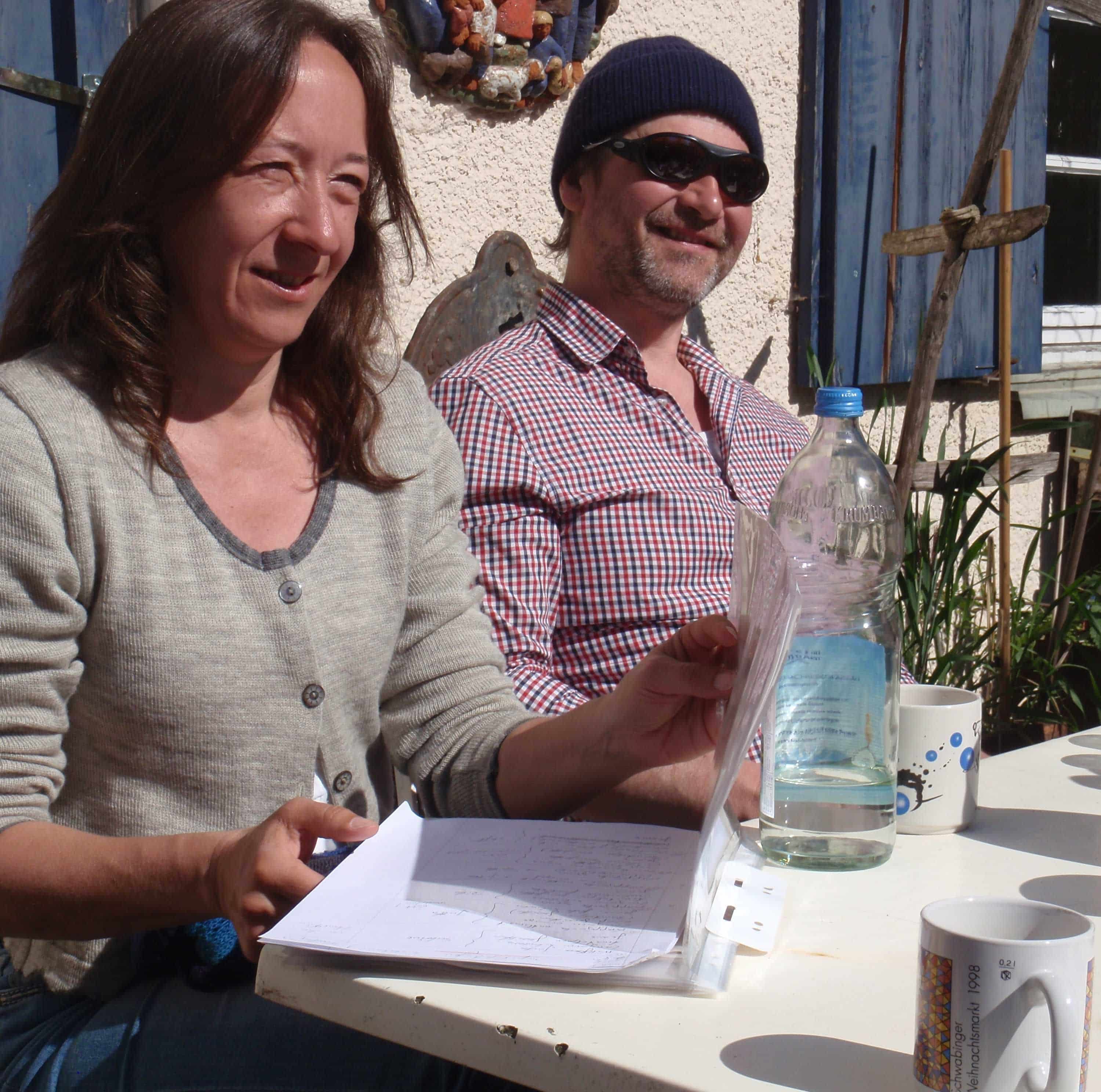 Finkhöfler sitzen an einem Tisch