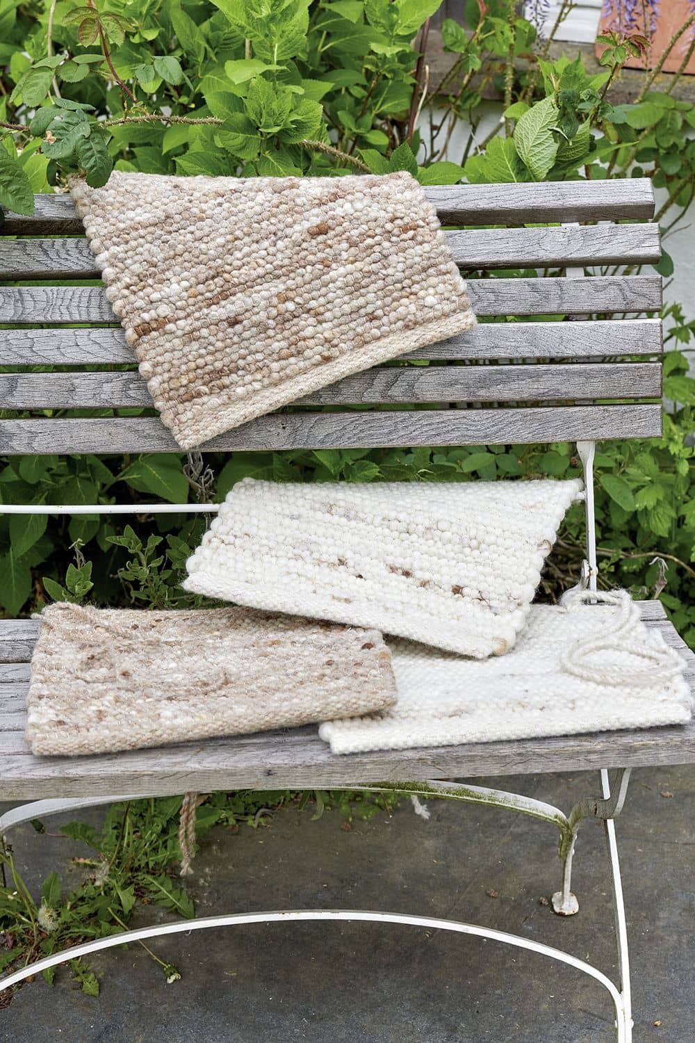 Handgewebte Sitzauflage 35 x 35 cm handgewebte Sitzauflagen in Naturfarben aus Wolle, Jute und Baumwollfäden auf Sitzbank