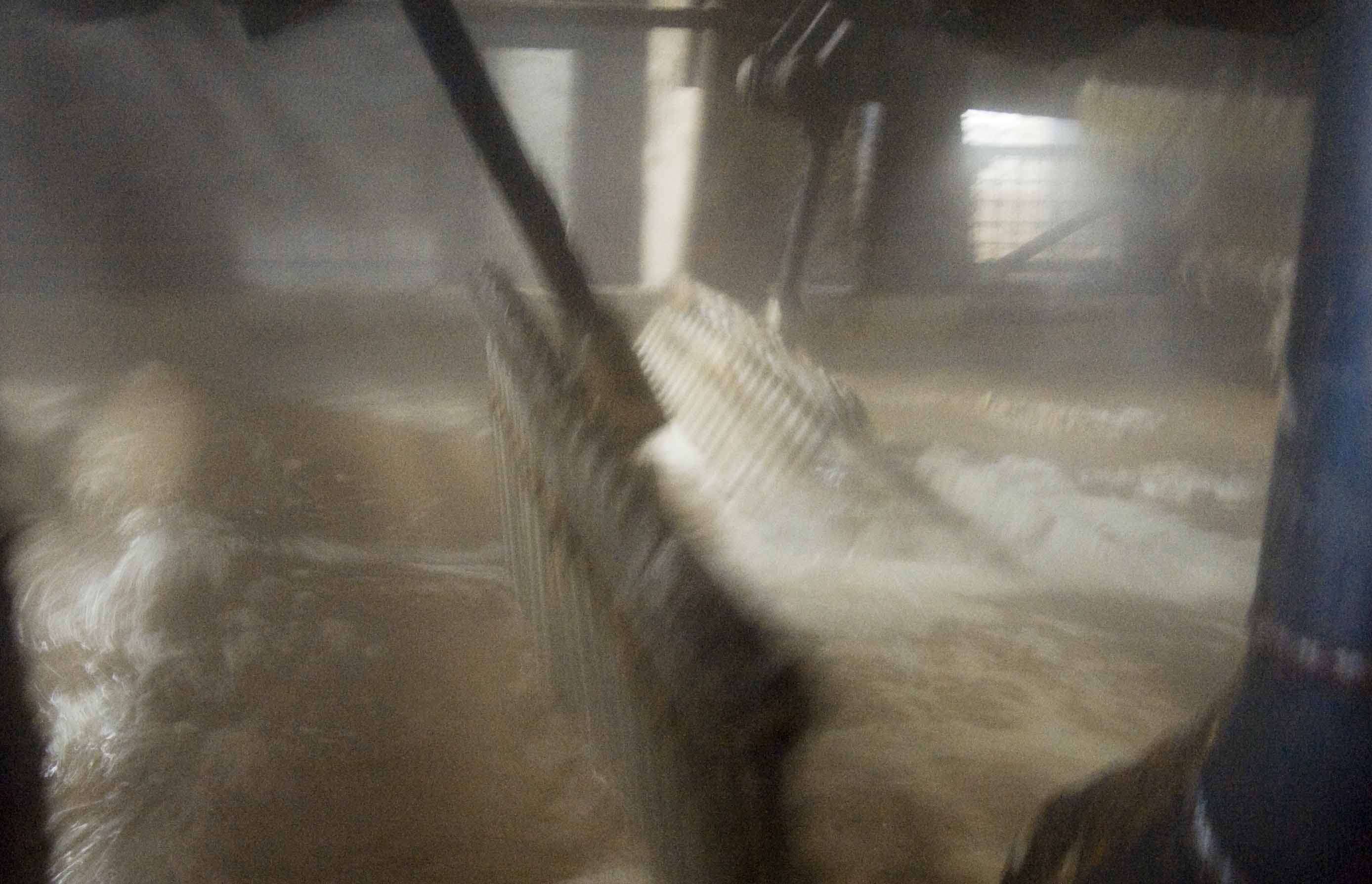 ueber-uns-unsere-wolle-wollwaesche-web-44 verschwommenes Bild von Finkhof Wolle in der Wäscherei