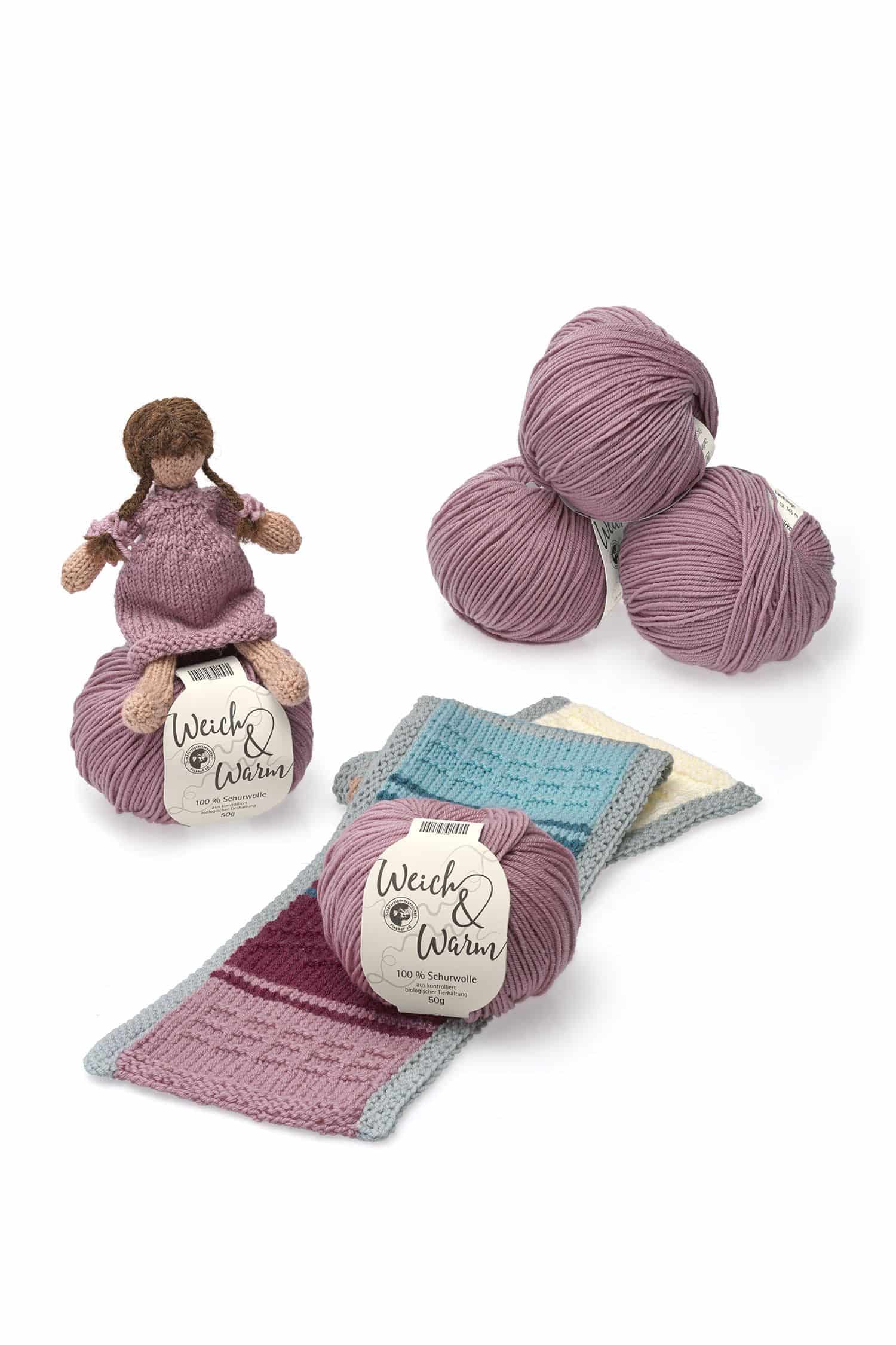 Finkhof Merinowolle Weich&Warm in altrosa aus bio Wolle (kbT) als Knäule mit Puppe und Decke daneben